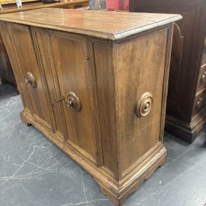 Alternative view of Antica credenza servante Bologna XVII sec noce . Mis 132 x 49 h 100