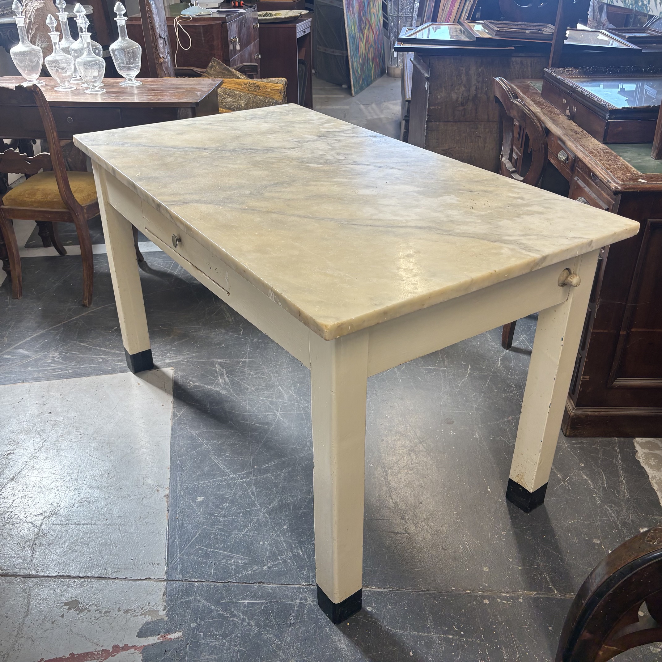 Antico tavolo campagnolo laccato bianco con marmo anni 40 . Mis 140 x 80 - immagine 2