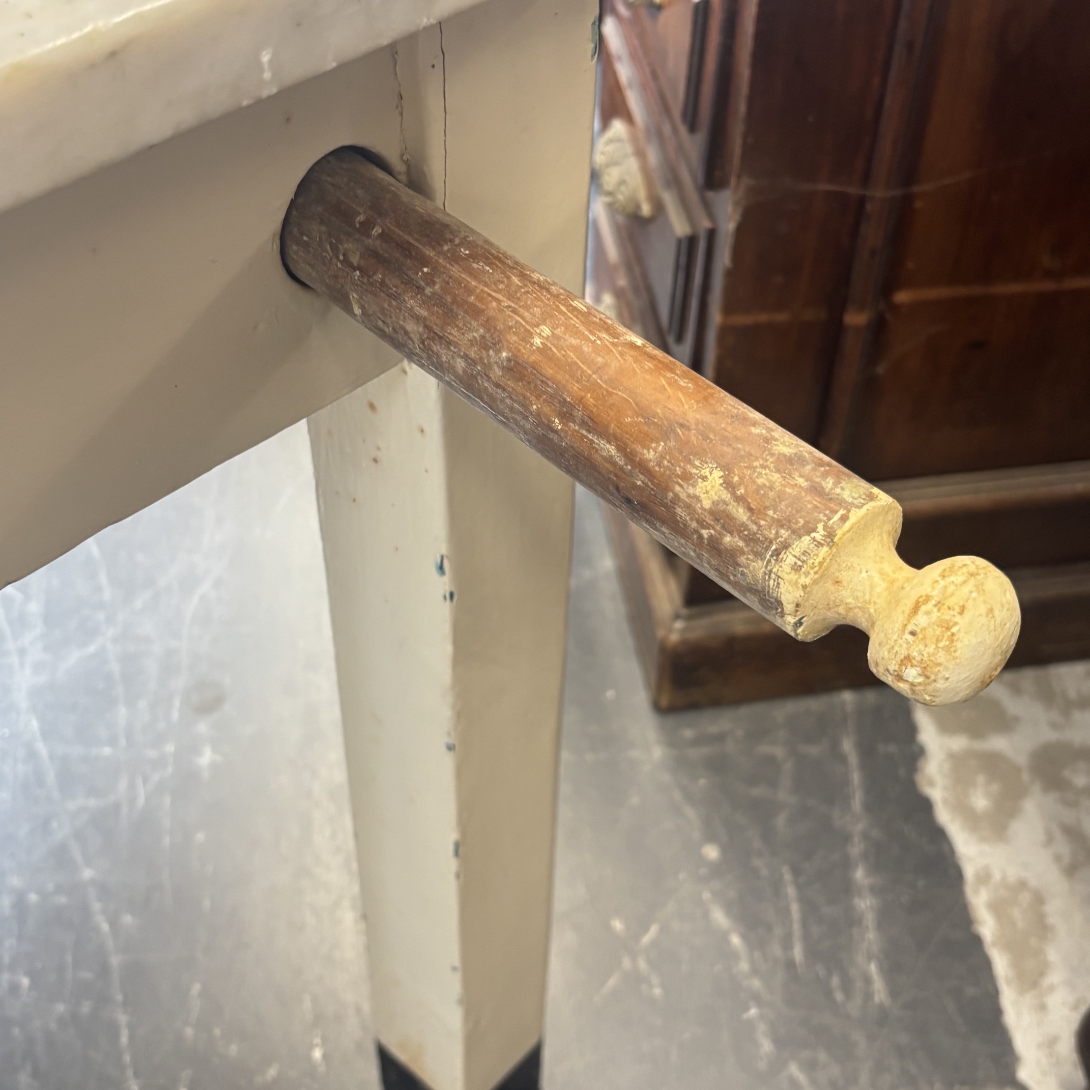 Antico tavolo campagnolo laccato bianco con marmo anni 40 . Mis 140 x 80 - immagine 4