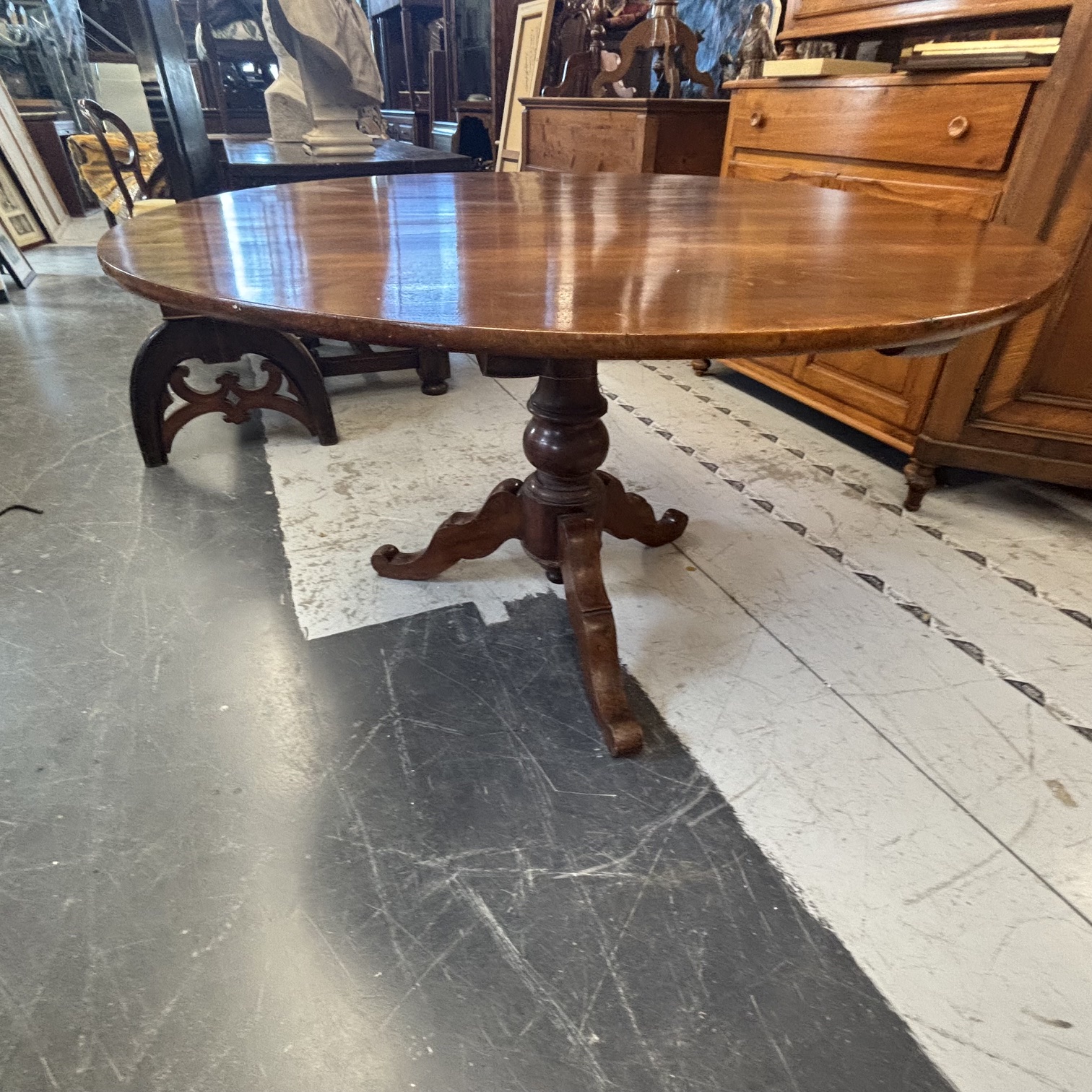 Antico tavolo a vela Luigi Filippo rotondo XIX sec noce. Mis cm 134 h80 piano spesso 2 cm