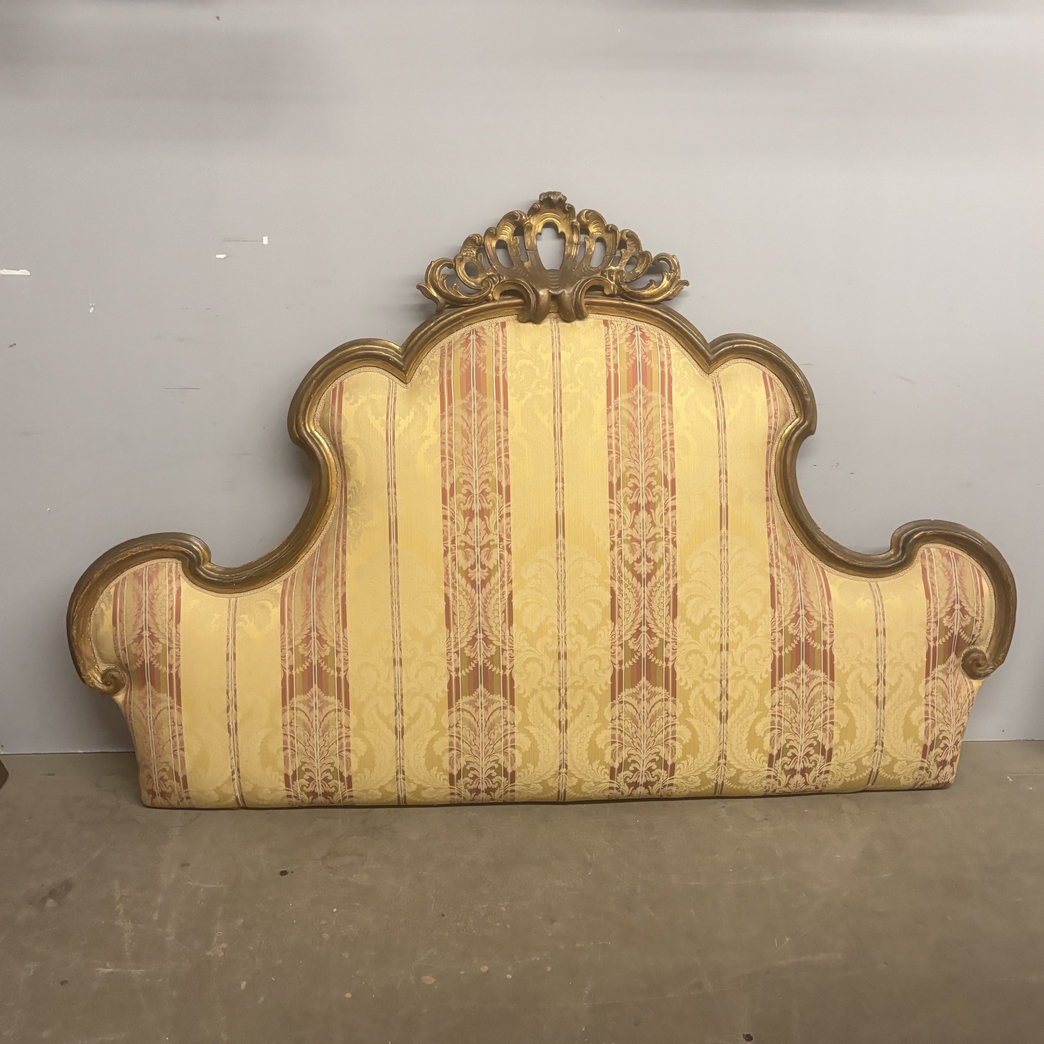 Antica testiera Luigi XIV epoca XVIII sec in legno intagliata e dorata a mecca . Mis L cm 210 Altezza cm 135