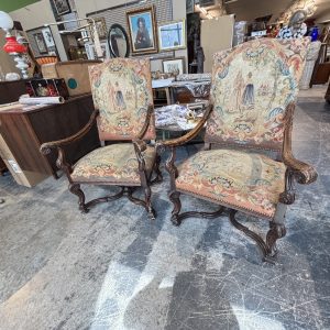 Antica coppia di poltrone in noce, Francia epoca XVIII sec rivestite con Aubusson