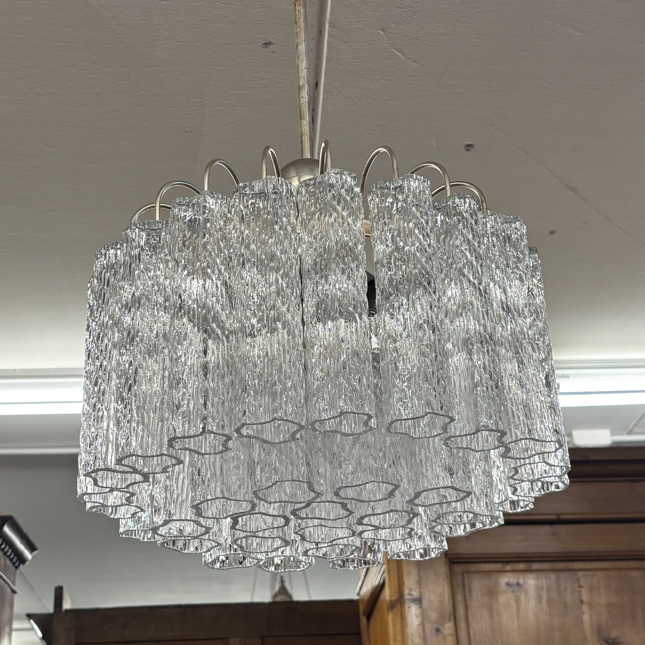 Bellissimo Lampadario design Venini Anni 70 con 50 bicchieri e 3 punti Luce Chandelier.
