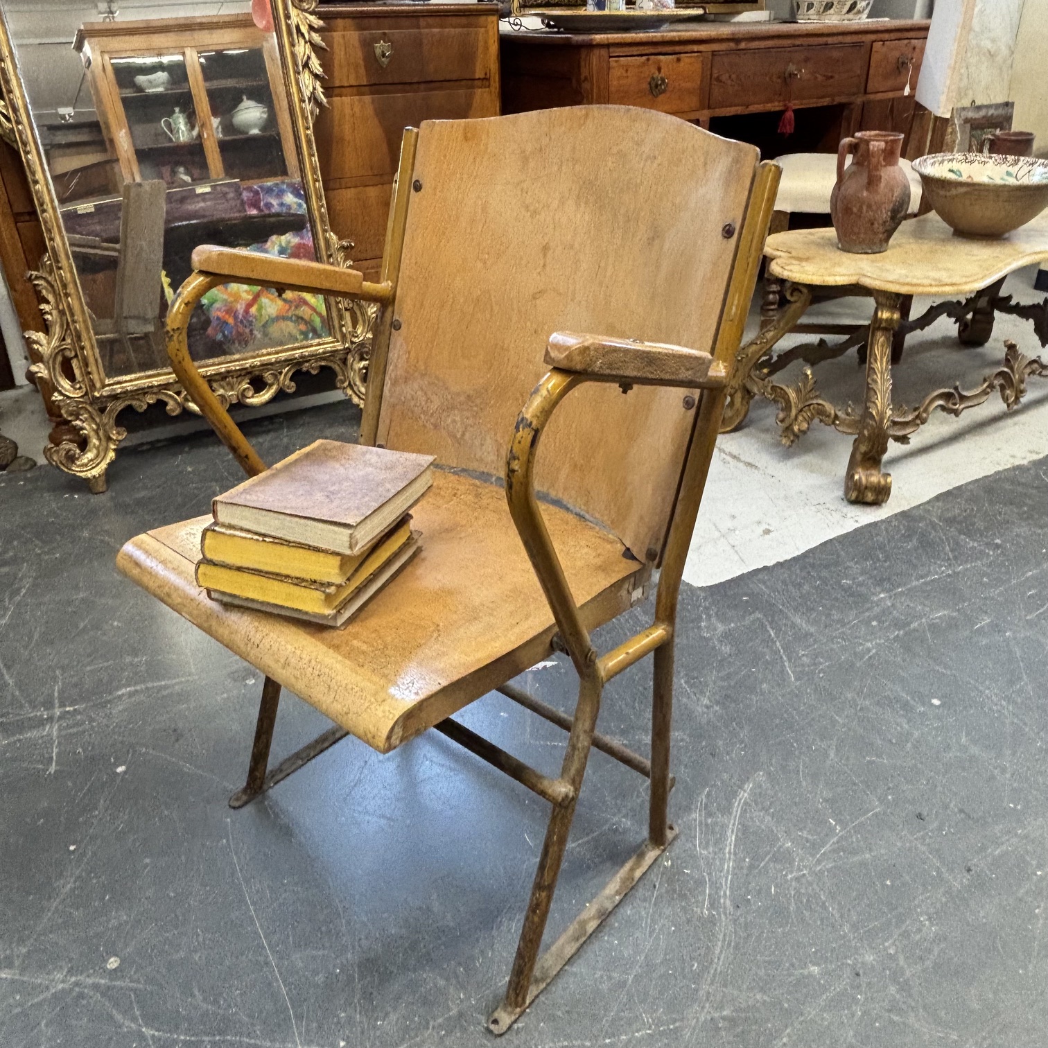 Sedia da cinema Vintage anni 50 Vimercate (Milano) in patina ferro e legno curvato . Industrial Chic