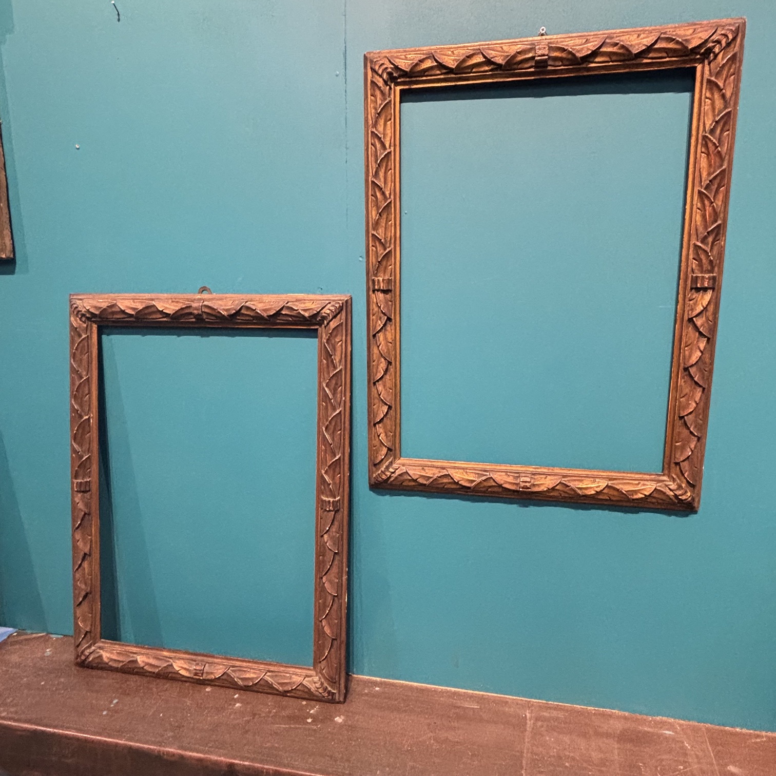 Antica coppia di cornici in legno intagliato epoca fine XIX secolo . doratura bronzata . Mis 69,50 x 52,50 (utili 60,4 x 43,50)