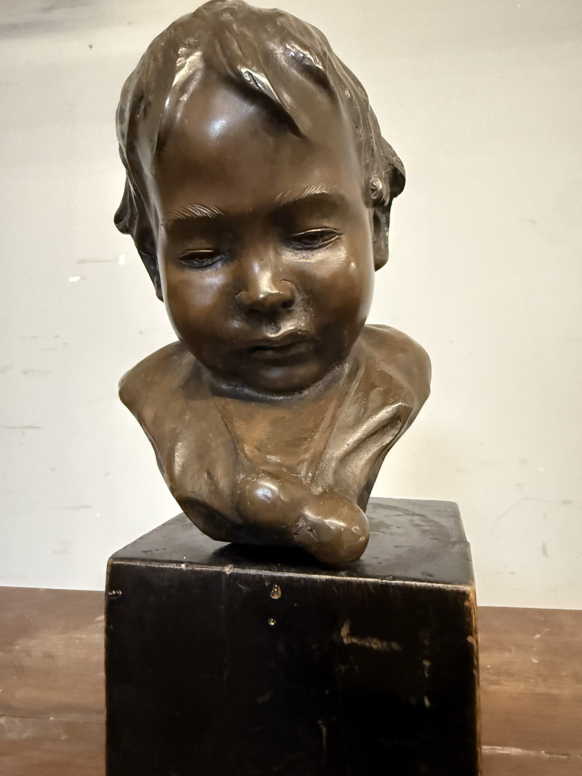 Antica scultura in bronzo volto di bambino. Lionello Balestrieri. (Cetona 1872-1958), fine XIXsec