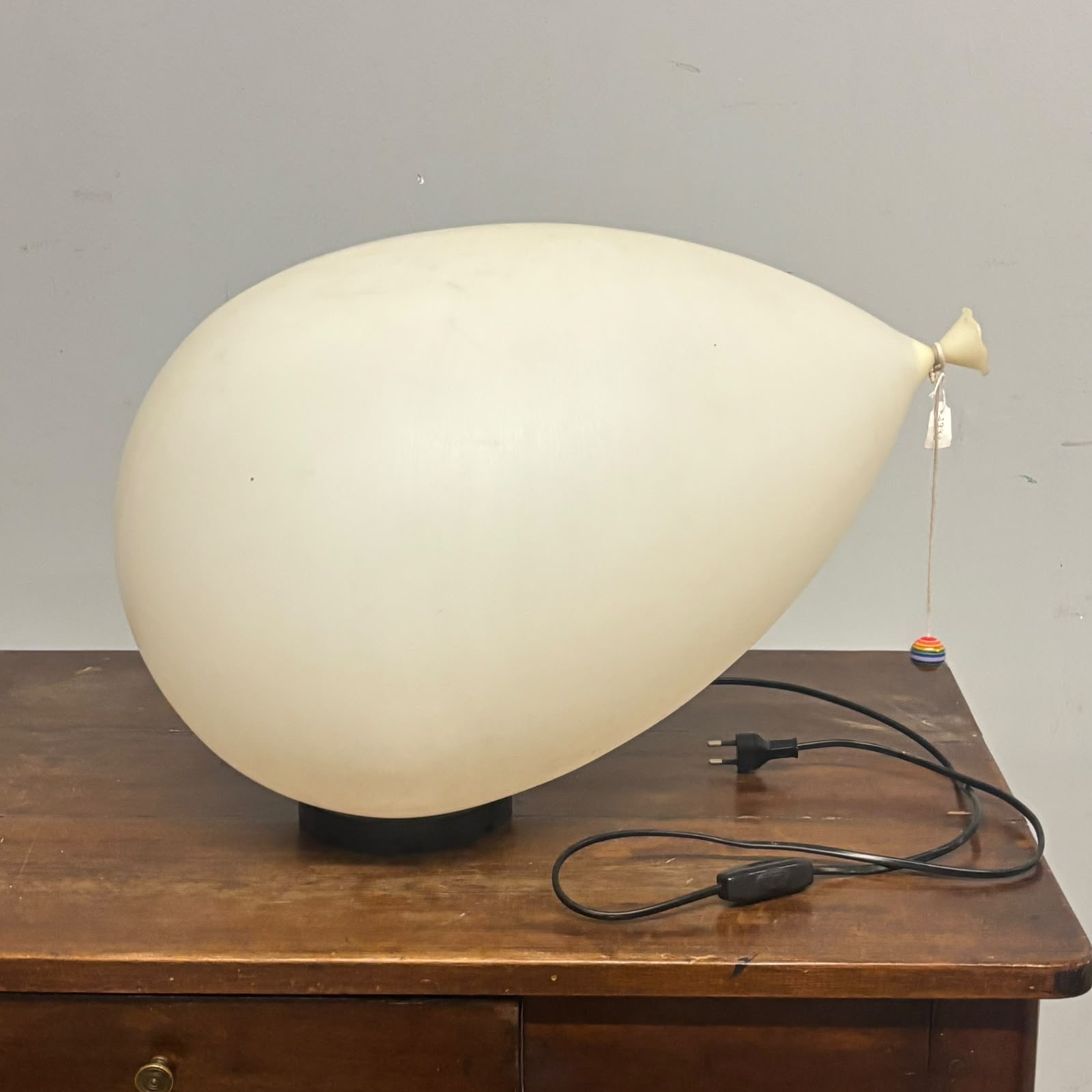 Iconica lampada a forma di palloncino modello Balloon, disegnato da Yves Christin Bilumen, anni '70