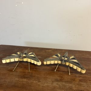 Coppia di farfalle portagioie in osso e legno intagliato, anni '70, 26x16cm