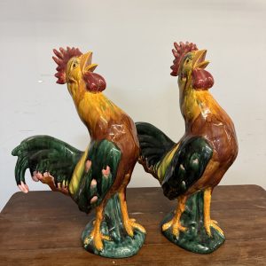 Coppia di galli vintage in ceramica smaltata dipinta, anni '70, 57x39x18cm