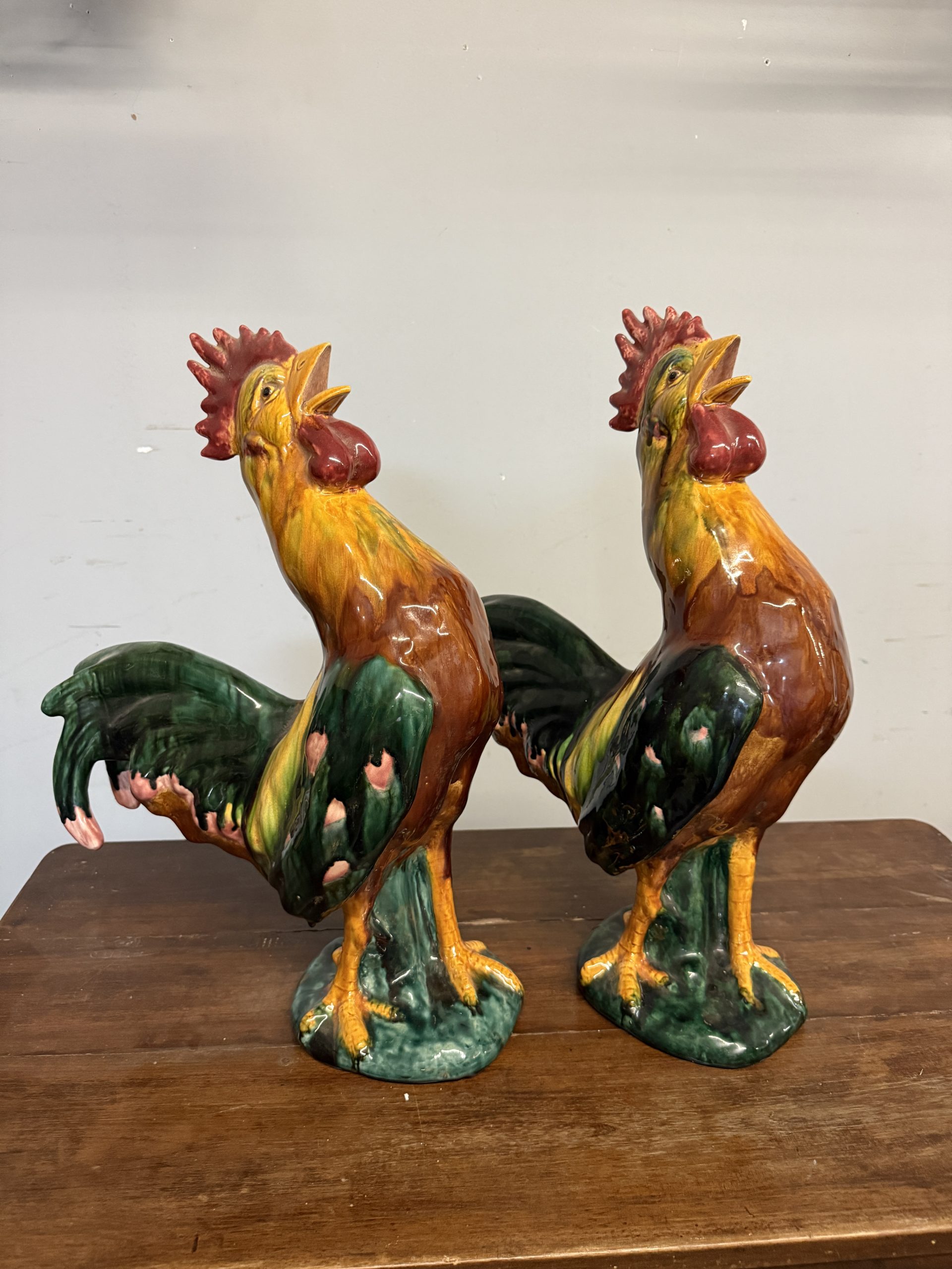 Coppia di galli vintage in ceramica smaltata dipinta, anni '70, 57x39x18cm