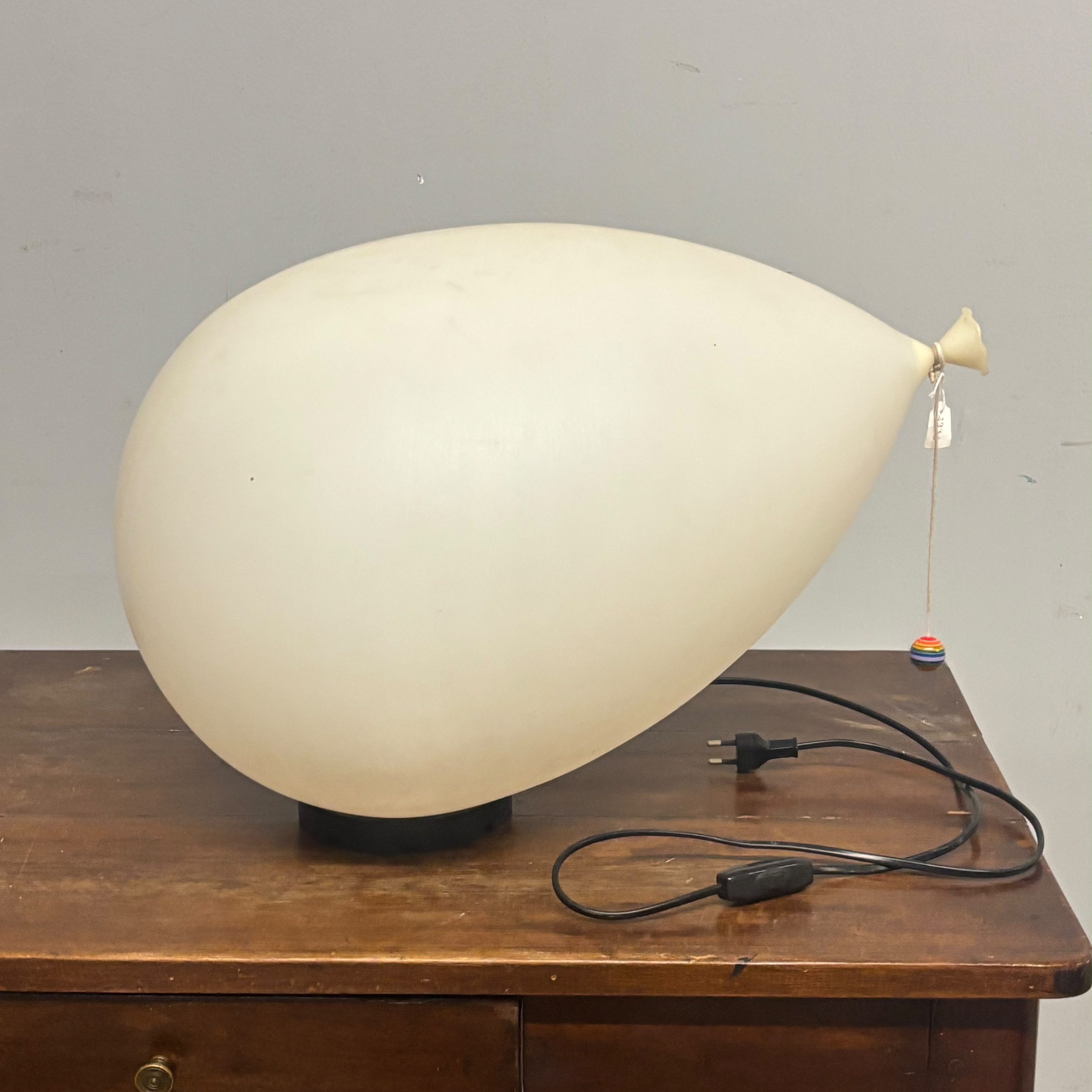 Iconica lampada a forma di palloncino modello Balloon, disegnato da Yves Christin Bilumen, anni '70 - immagine 5