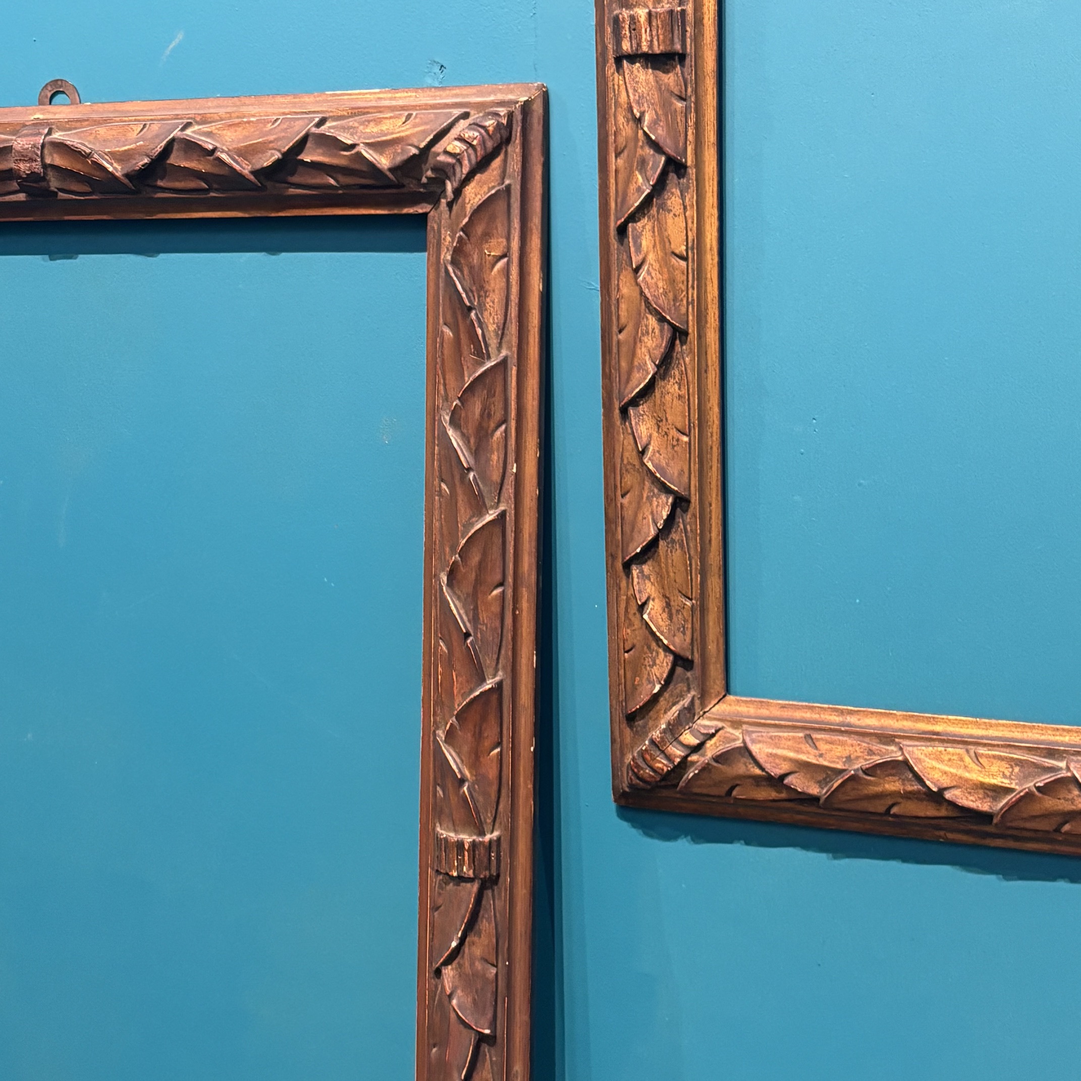 Antica coppia di cornici in legno intagliato epoca fine XIX secolo . doratura bronzata . Mis 69,50 x 52,50 (utili 60,4 x 43,50) - immagine 2