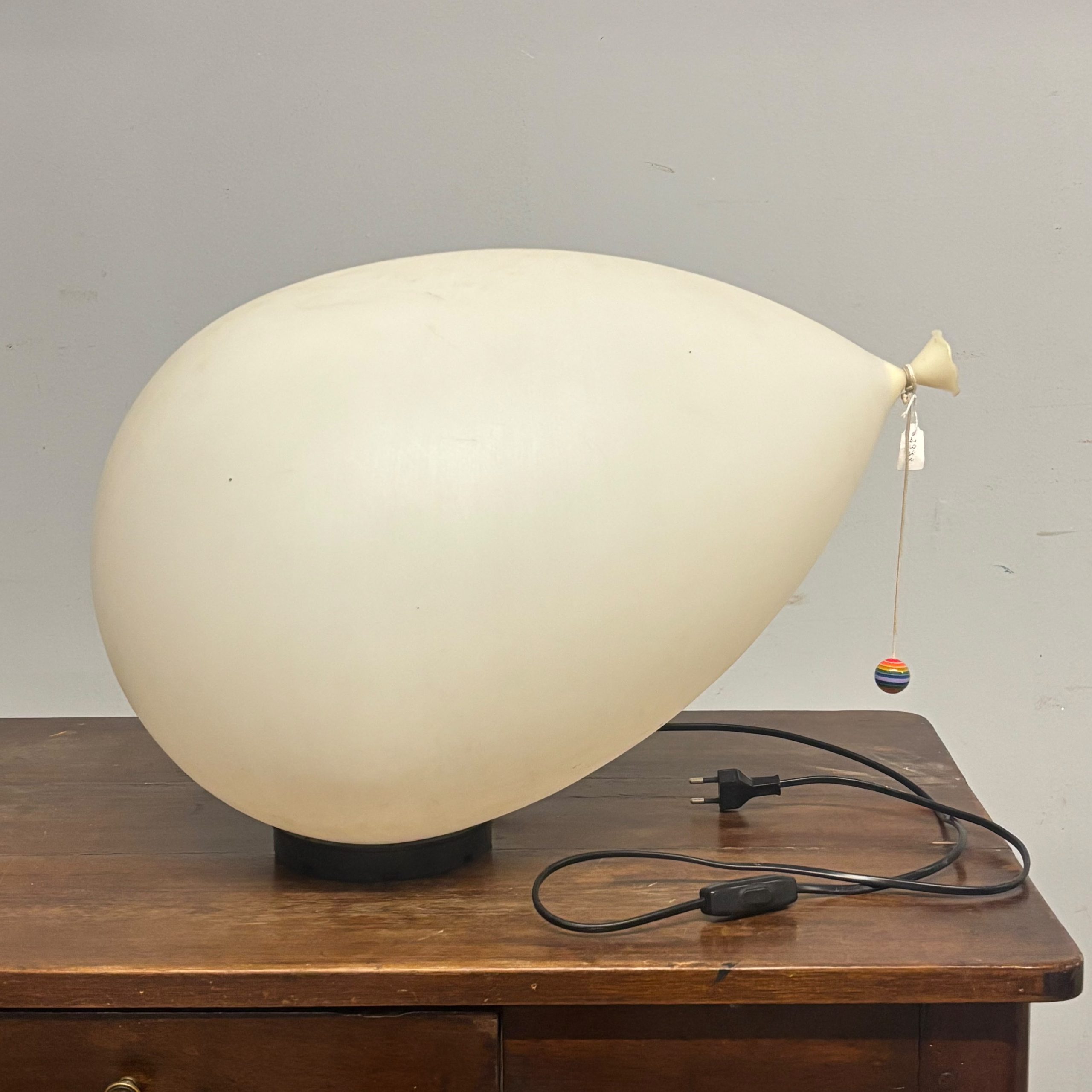 Iconica lampada a forma di palloncino modello Balloon, disegnato da Yves Christin Bilumen, anni '70 - immagine 8