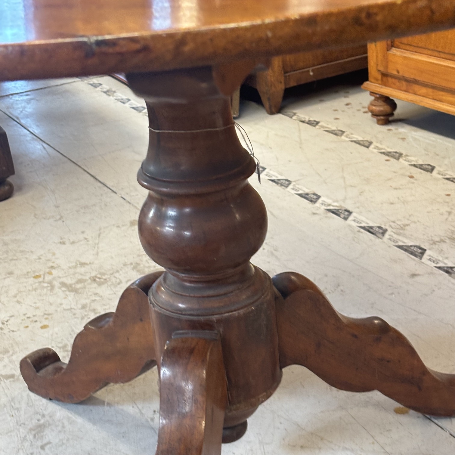 Antico tavolo a vela Luigi Filippo rotondo XIX sec noce. Mis cm 134 h80 piano spesso 2 cm - immagine 2