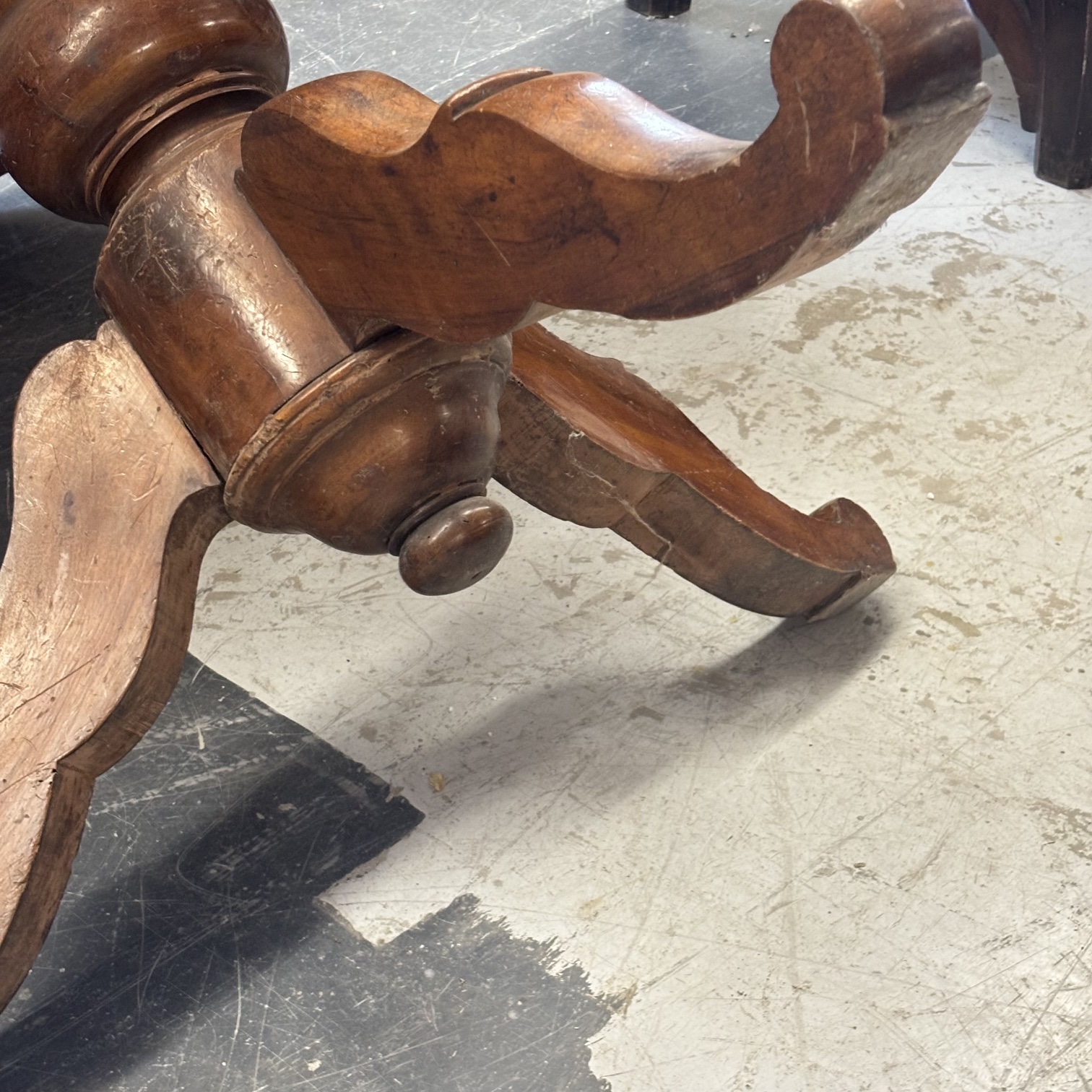 Antico tavolo a vela Luigi Filippo rotondo XIX sec noce. Mis cm 134 h80 piano spesso 2 cm - immagine 7