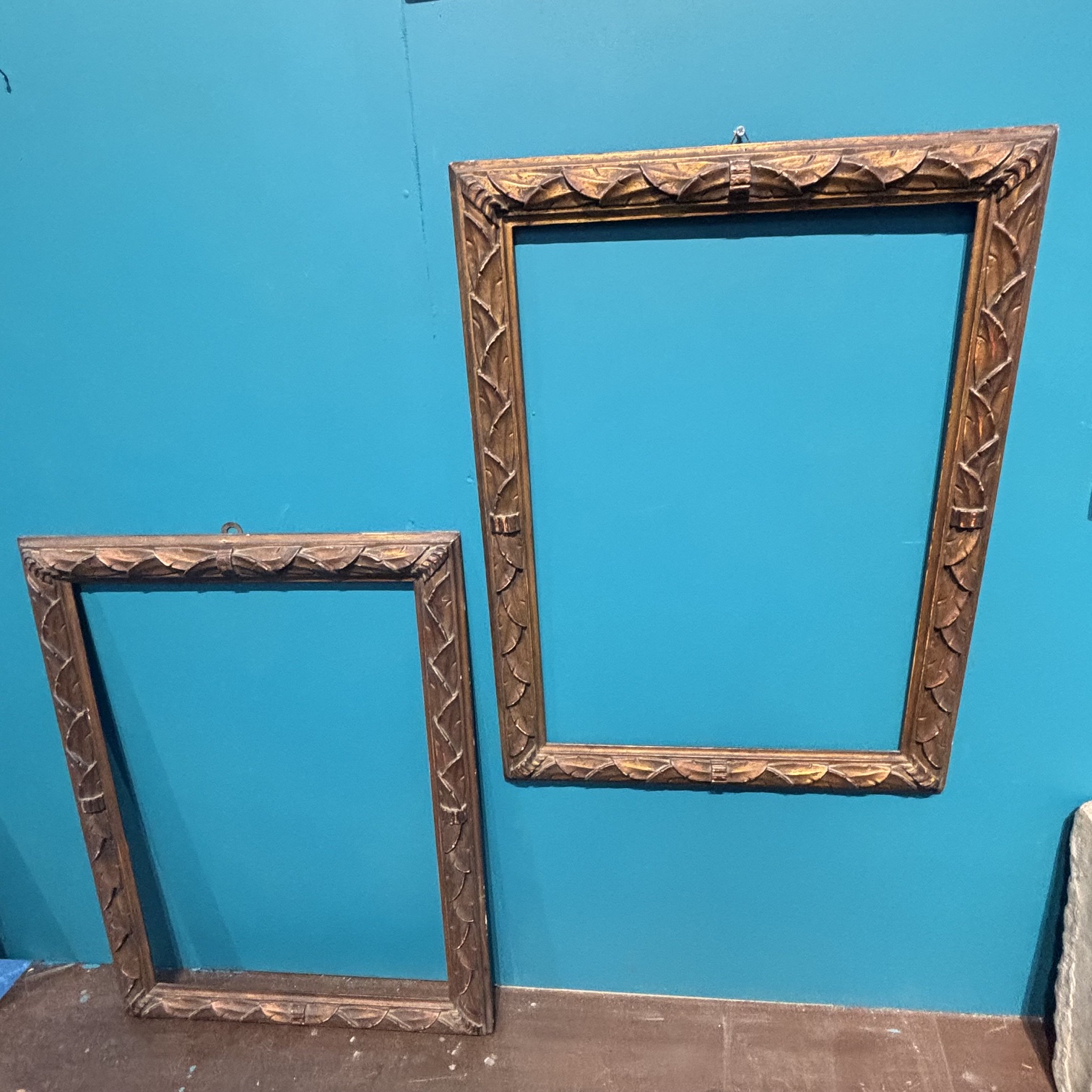Antica coppia di cornici in legno intagliato epoca fine XIX secolo . doratura bronzata . Mis 69,50 x 52,50 (utili 60,4 x 43,50) - immagine 3