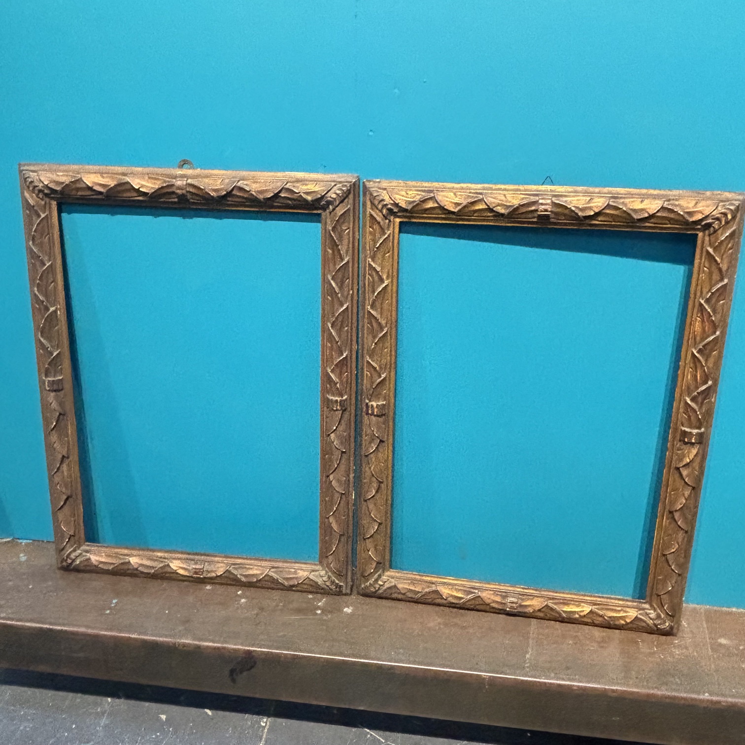 Antica coppia di cornici in legno intagliato epoca fine XIX secolo . doratura bronzata . Mis 69,50 x 52,50 (utili 60,4 x 43,50) - immagine 5