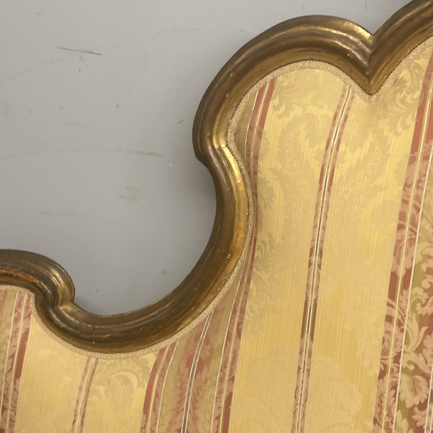Antica testiera Luigi XIV epoca XVIII sec in legno intagliata e dorata a mecca . Mis L cm 210 Altezza cm 135 - immagine 4