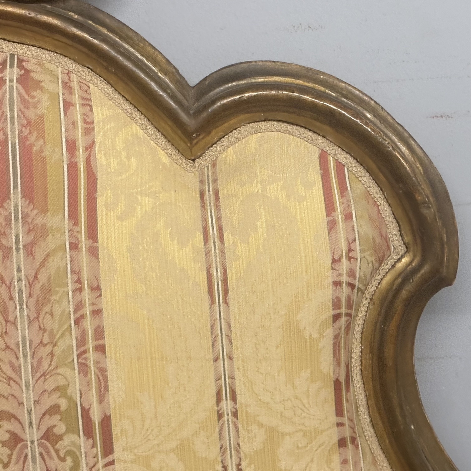 Antica testiera Luigi XIV epoca XVIII sec in legno intagliata e dorata a mecca . Mis L cm 210 Altezza cm 135 - immagine 7