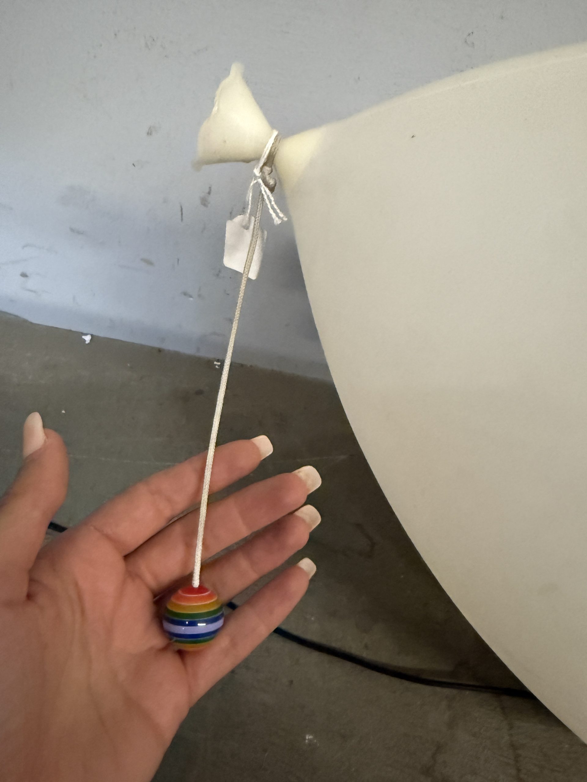 Iconica lampada a forma di palloncino modello Balloon, disegnato da Yves Christin Bilumen, anni '70 - immagine 11