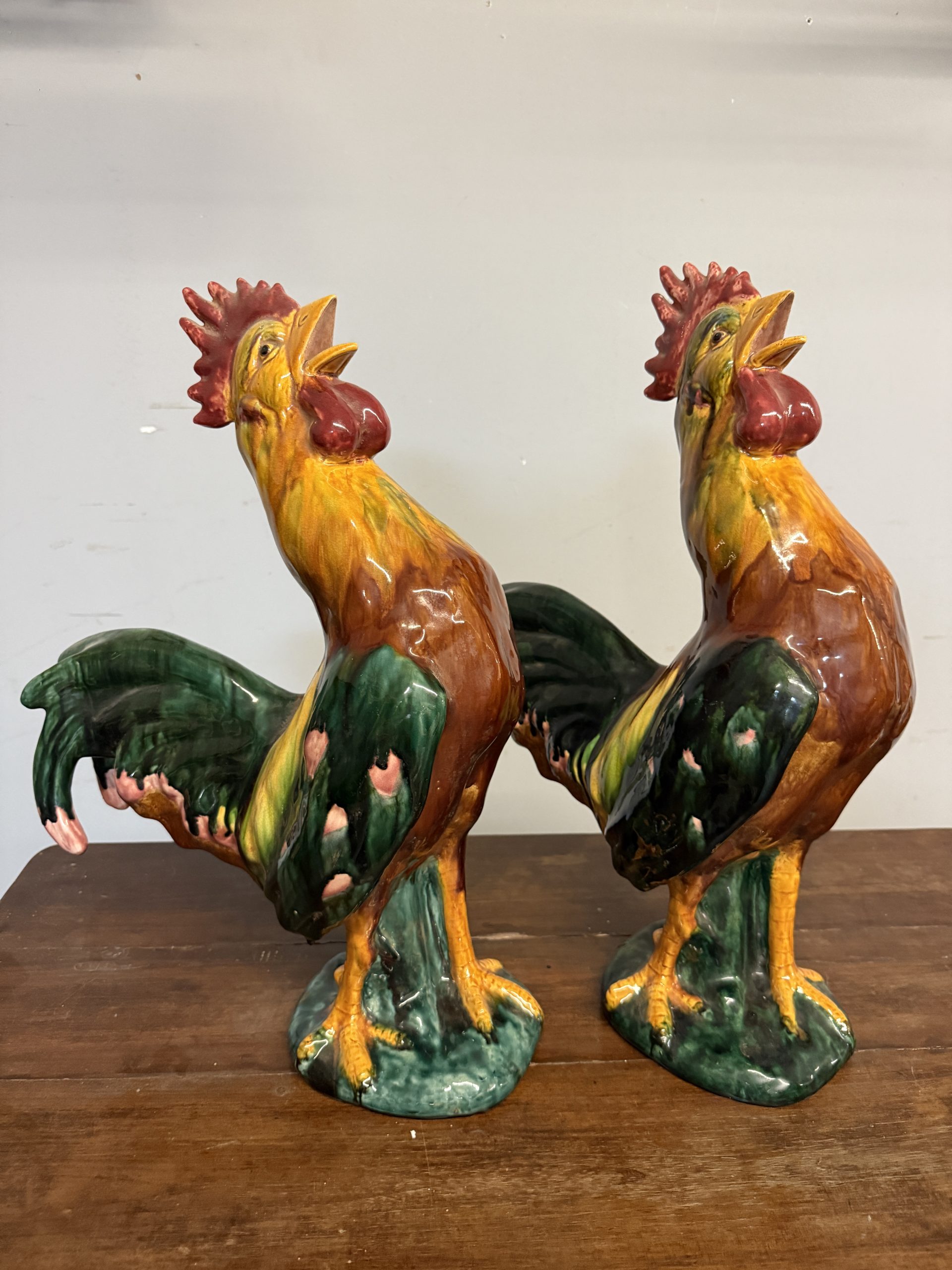 Coppia di galli vintage in ceramica smaltata dipinta, anni '70, 57x39x18cm - immagine 2