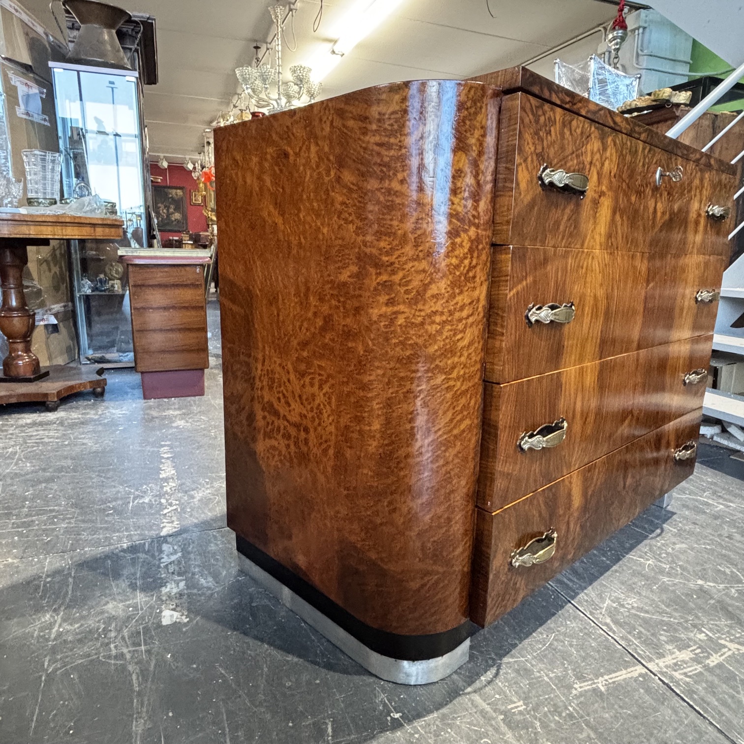 Antica cassettiera comò Art deco anni 1940 in noce e metallo . restaurato mis 126 x 58 . H 94,50 - immagine 3