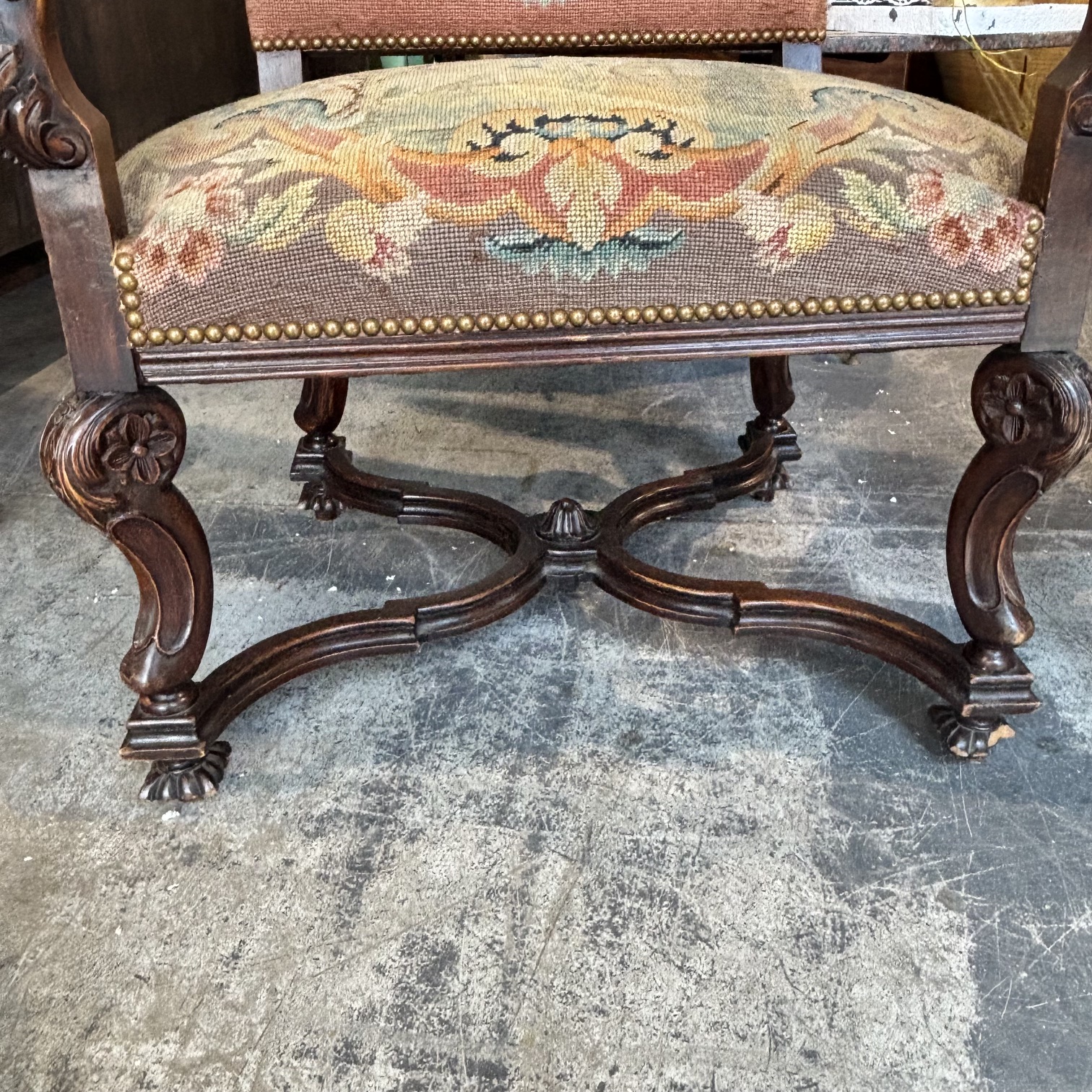 Antica coppia di poltrone in noce, Francia epoca XVIII sec rivestite con Aubusson - immagine 4