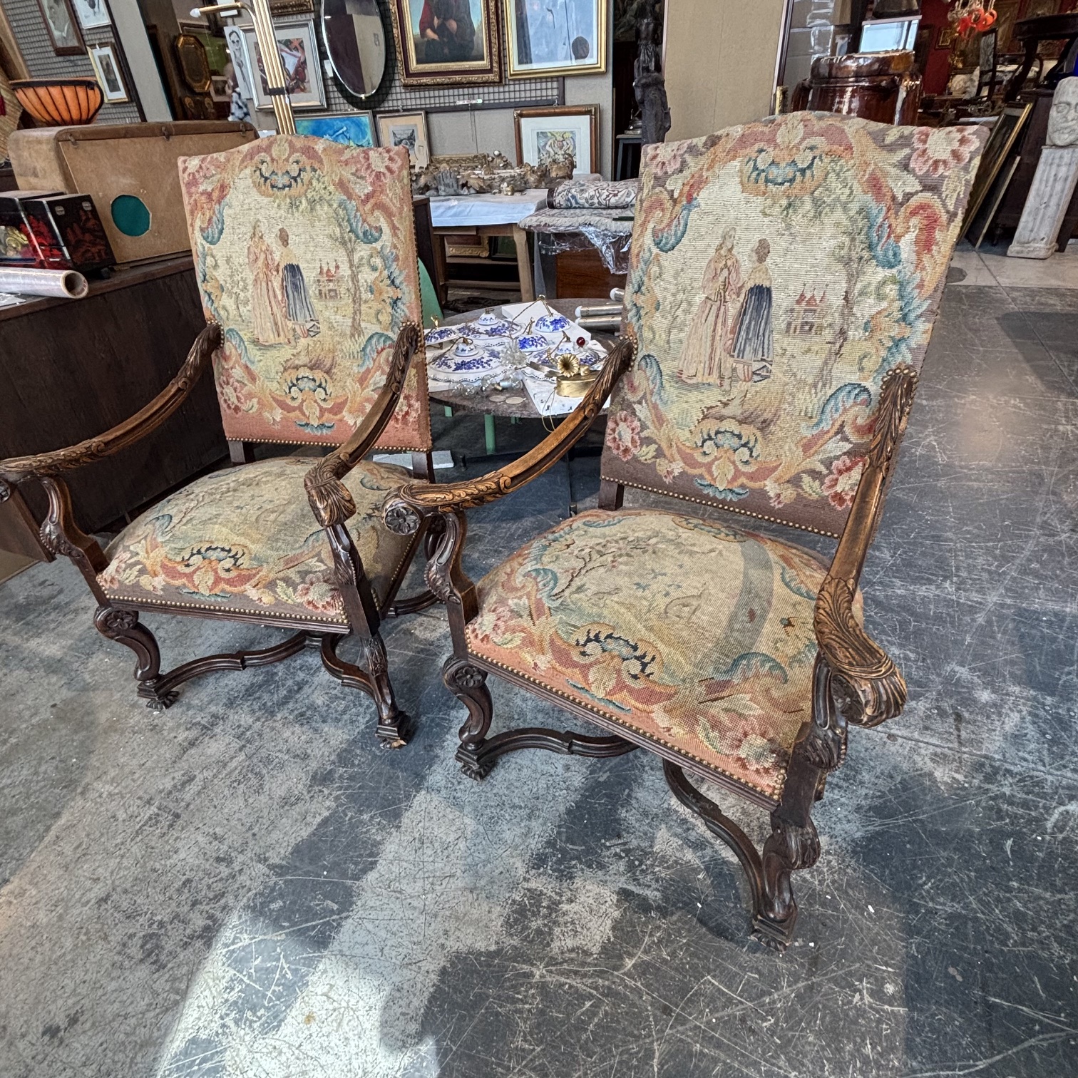 Antica coppia di poltrone in noce, Francia epoca XVIII sec rivestite con Aubusson - immagine 8