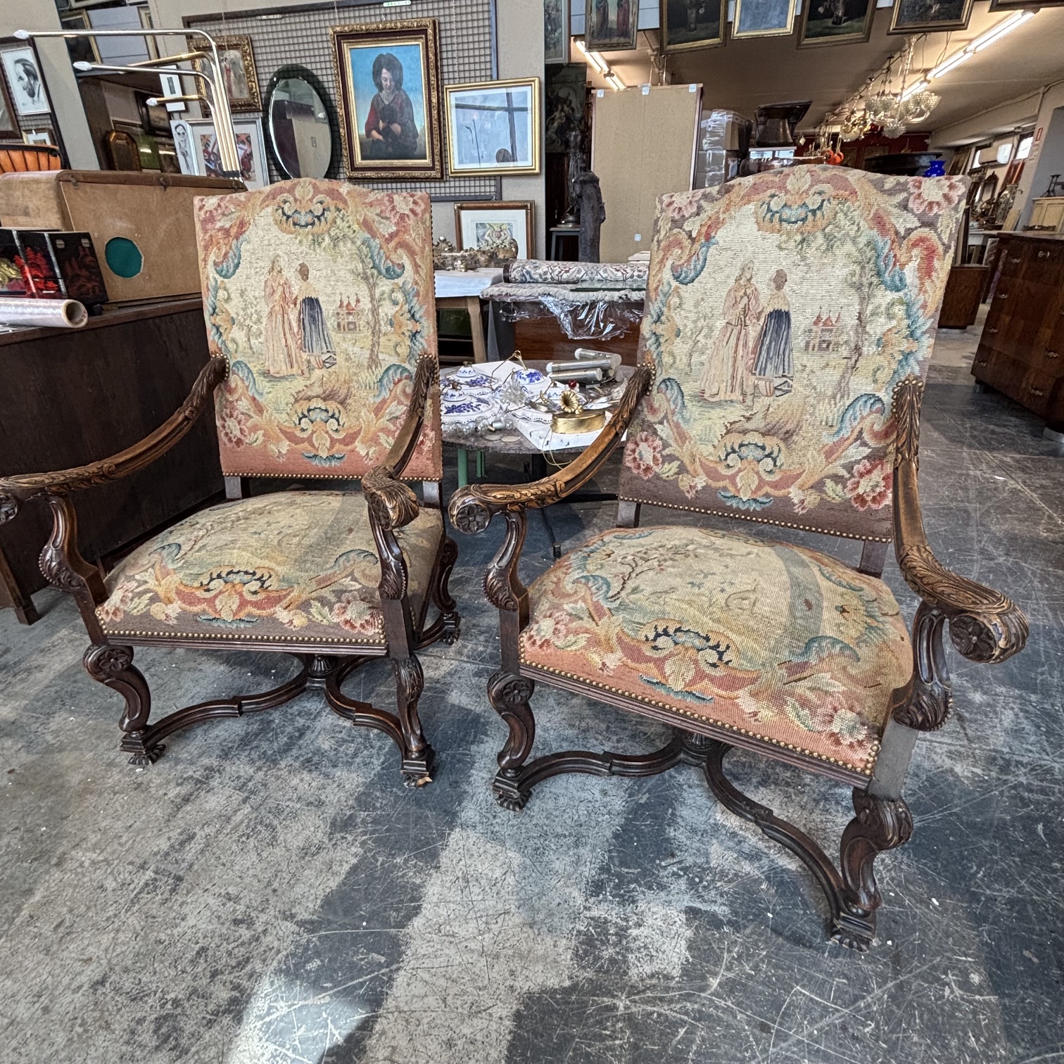 Antica coppia di poltrone in noce, Francia epoca XVIII sec rivestite con Aubusson - immagine 9