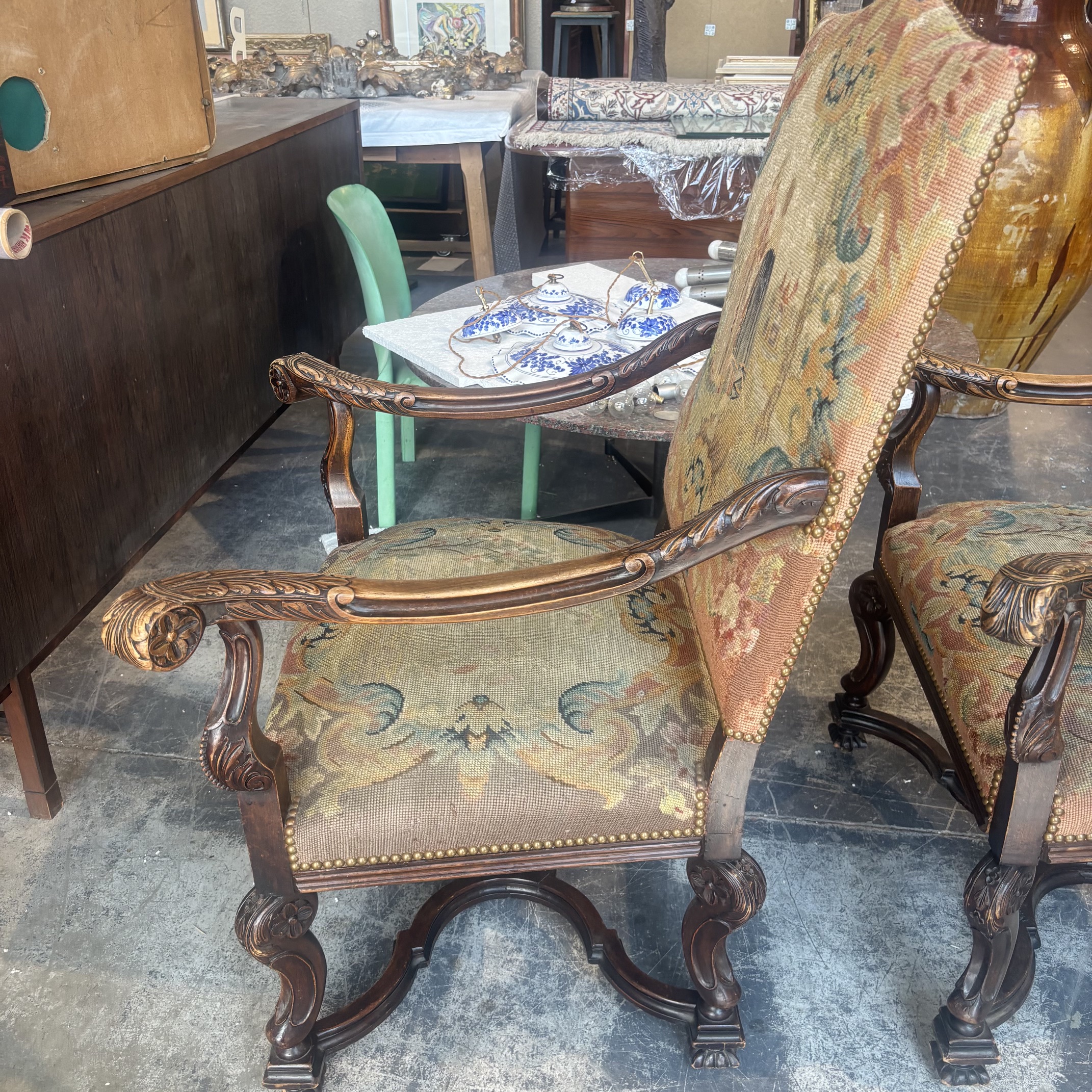 Antica coppia di poltrone in noce, Francia epoca XVIII sec rivestite con Aubusson - immagine 13