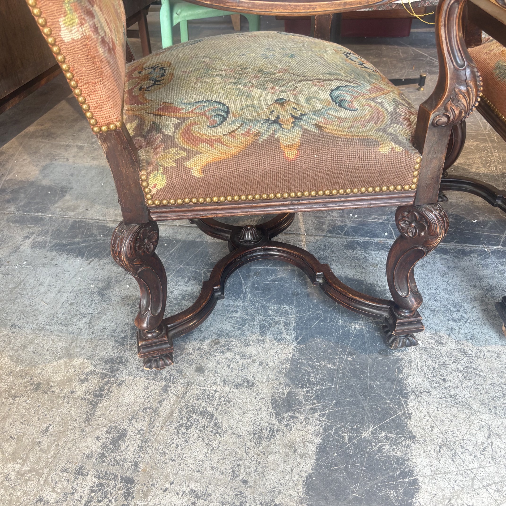 Antica coppia di poltrone in noce, Francia epoca XVIII sec rivestite con Aubusson - immagine 15