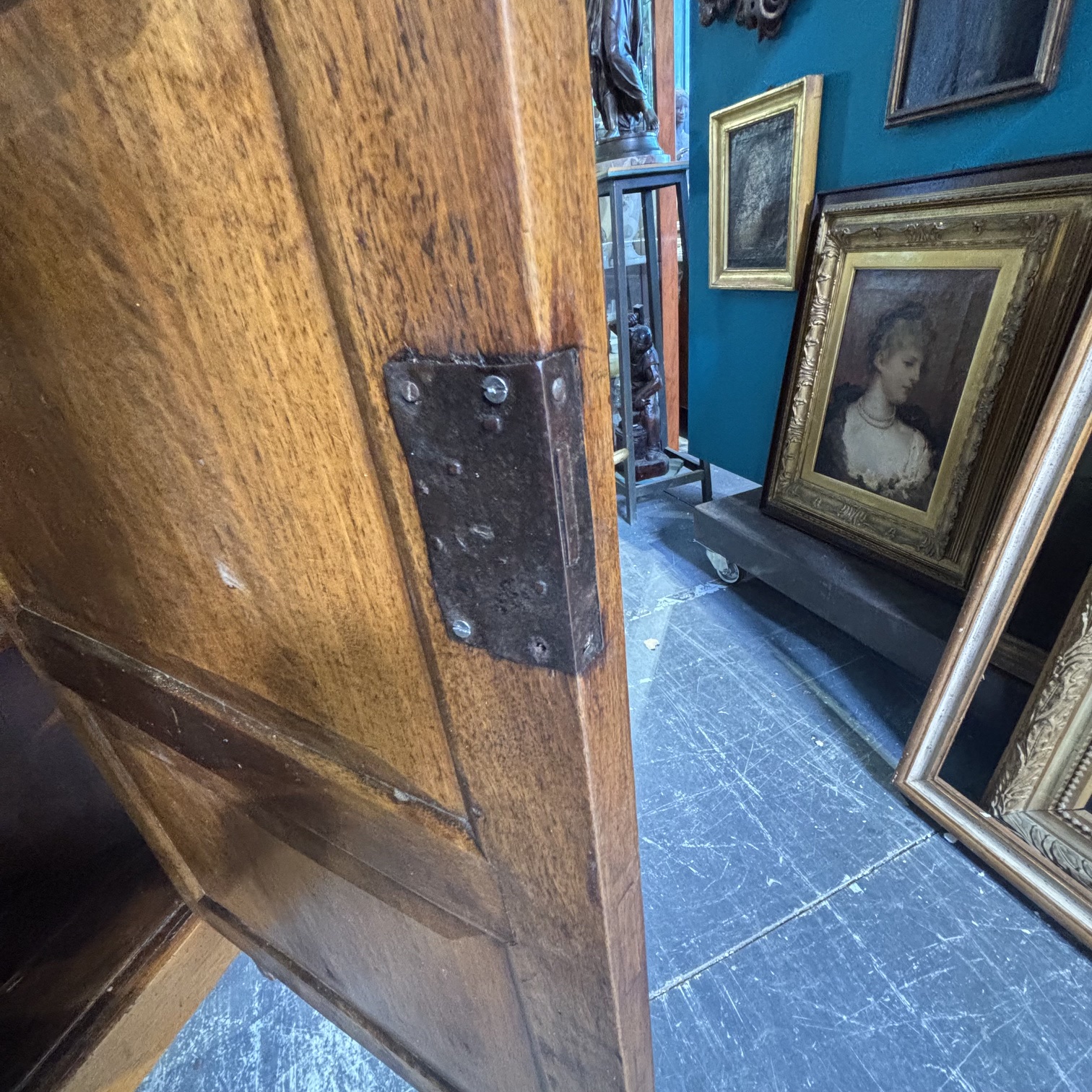 Antica splendida Angoliera Toscana primi 800 noce massello, restaurata e finita a cera d’ api - immagine 10