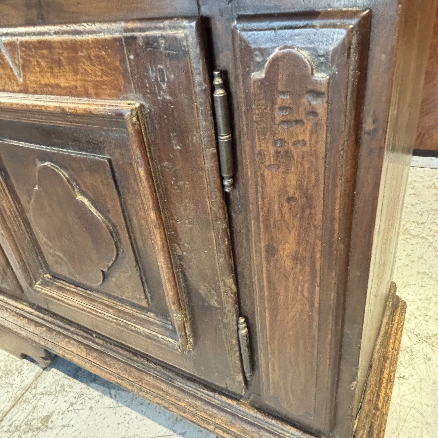 Antico stipo credenza Barocco del XVII sec noce massello in patina. Mis 80 x 37 . H88 - immagine 3