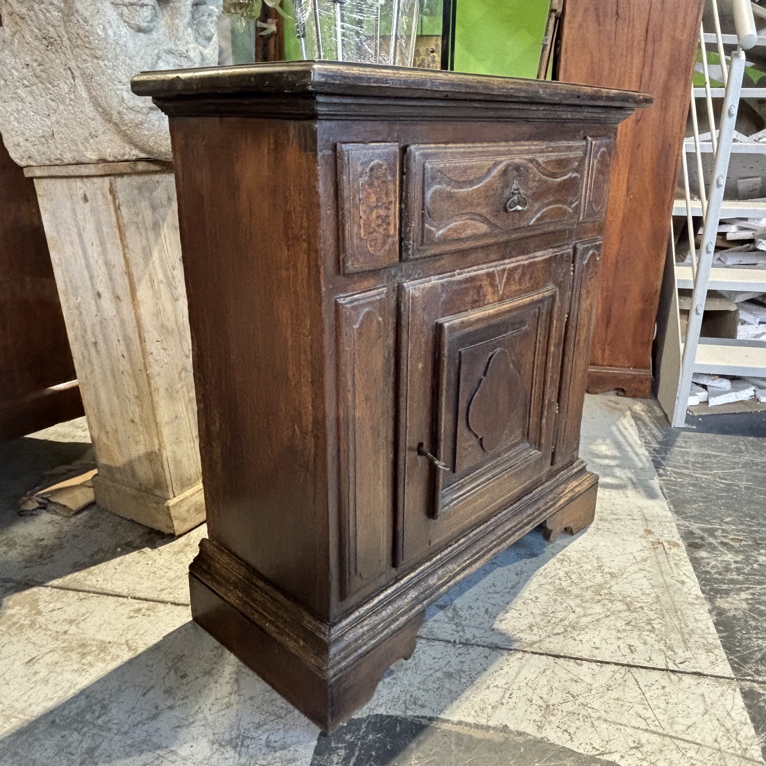 Antico stipo credenza Barocco del XVII sec noce massello in patina. Mis 80 x 37 . H88 - immagine 12