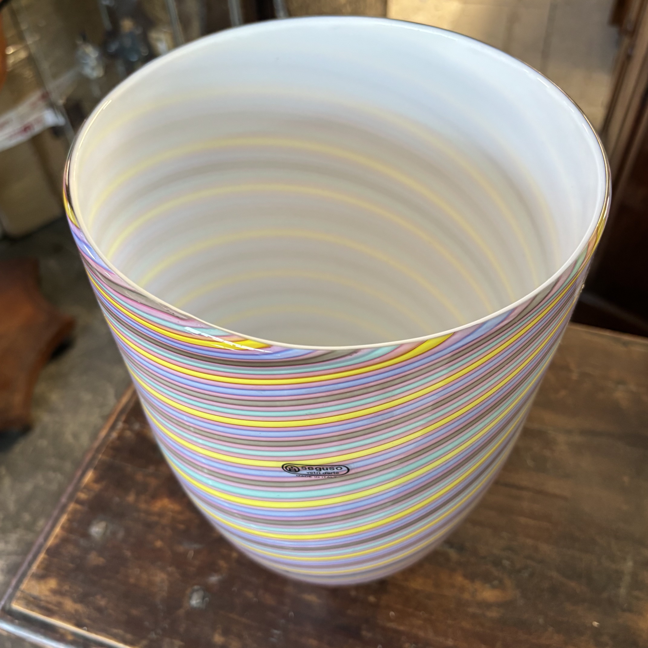 Grande Vaso vetro Murano anni 70 multicolor a strisce con etichetta originale Seguso . H 32 diametro cm 21. - immagine 5