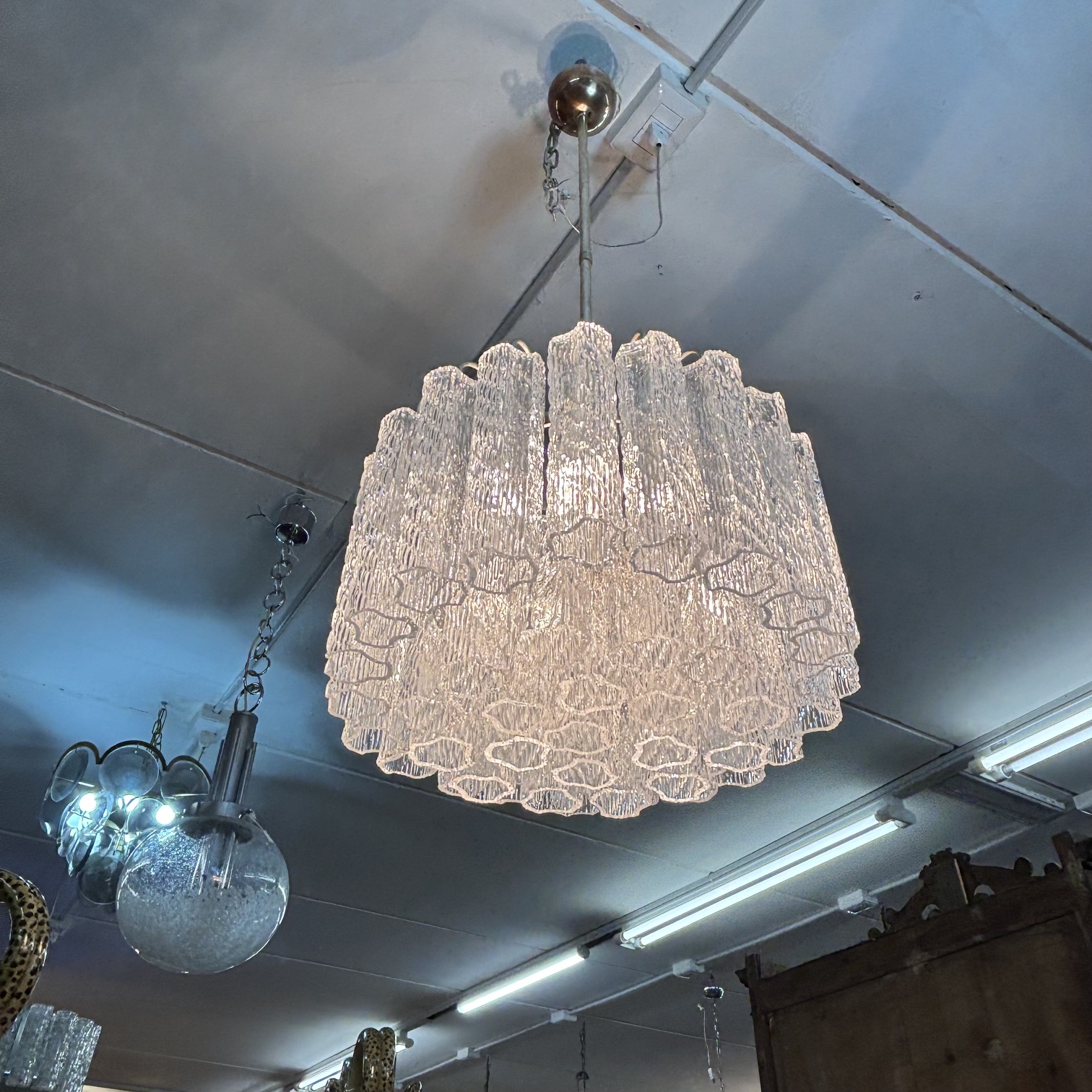 Bellissimo Lampadario design Venini Anni 70 con 50 bicchieri e 3 punti Luce Chandelier. - immagine 8