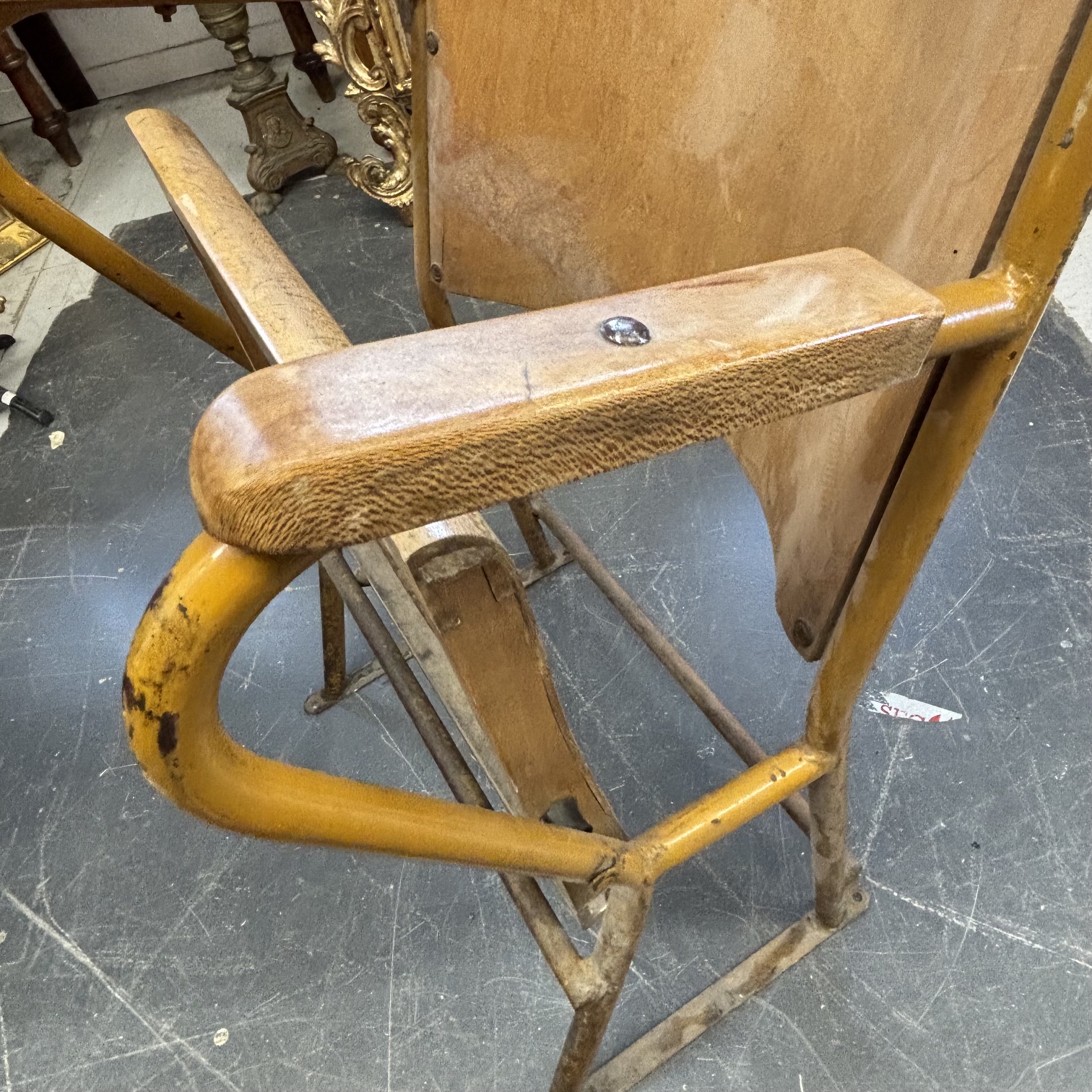 Sedia da cinema Vintage anni 50 Vimercate (Milano) in patina ferro e legno curvato . Industrial Chic - immagine 7