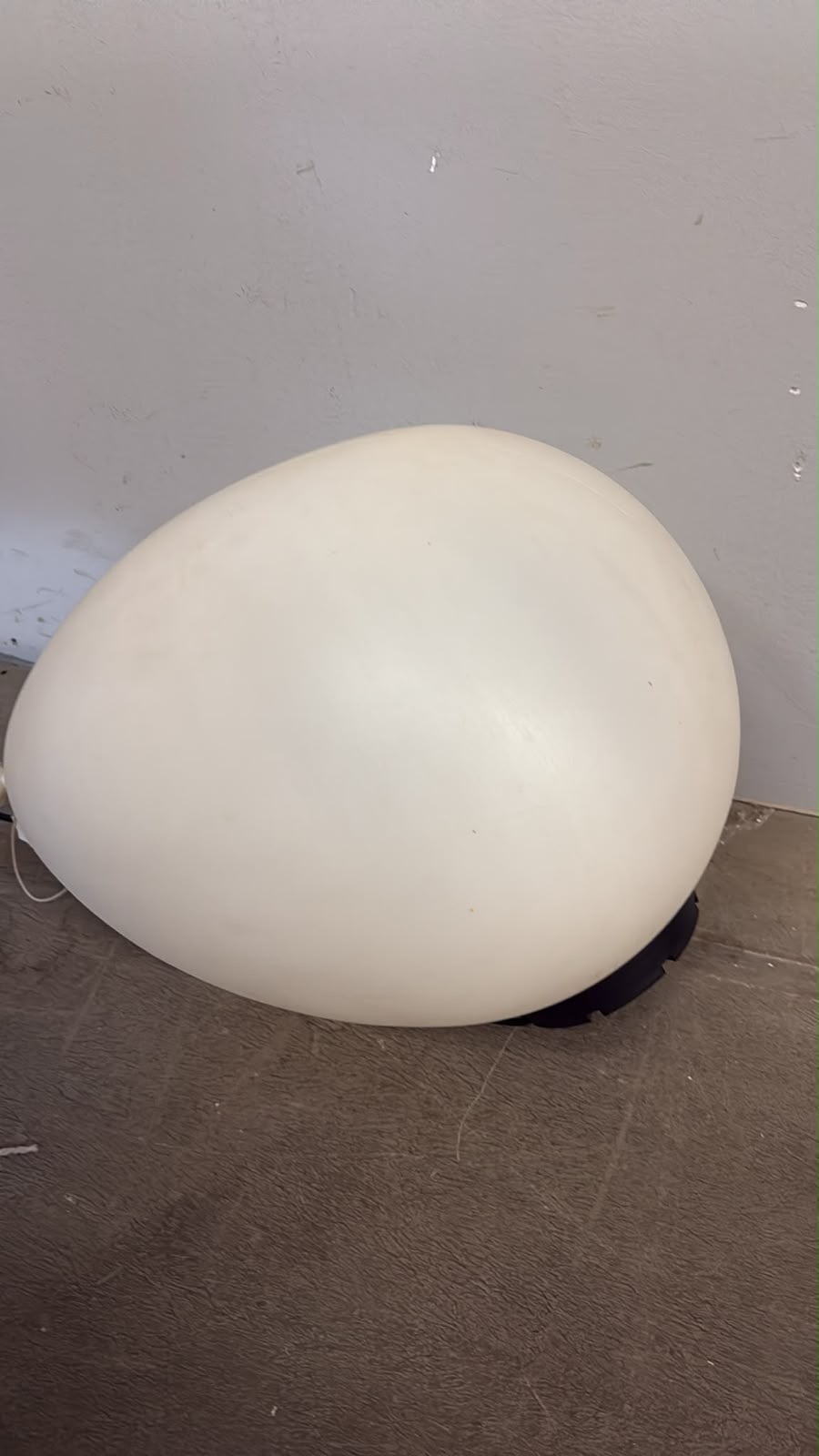 Iconica lampada a forma di palloncino modello Balloon, disegnato da Yves Christin Bilumen, anni '70 - immagine 9