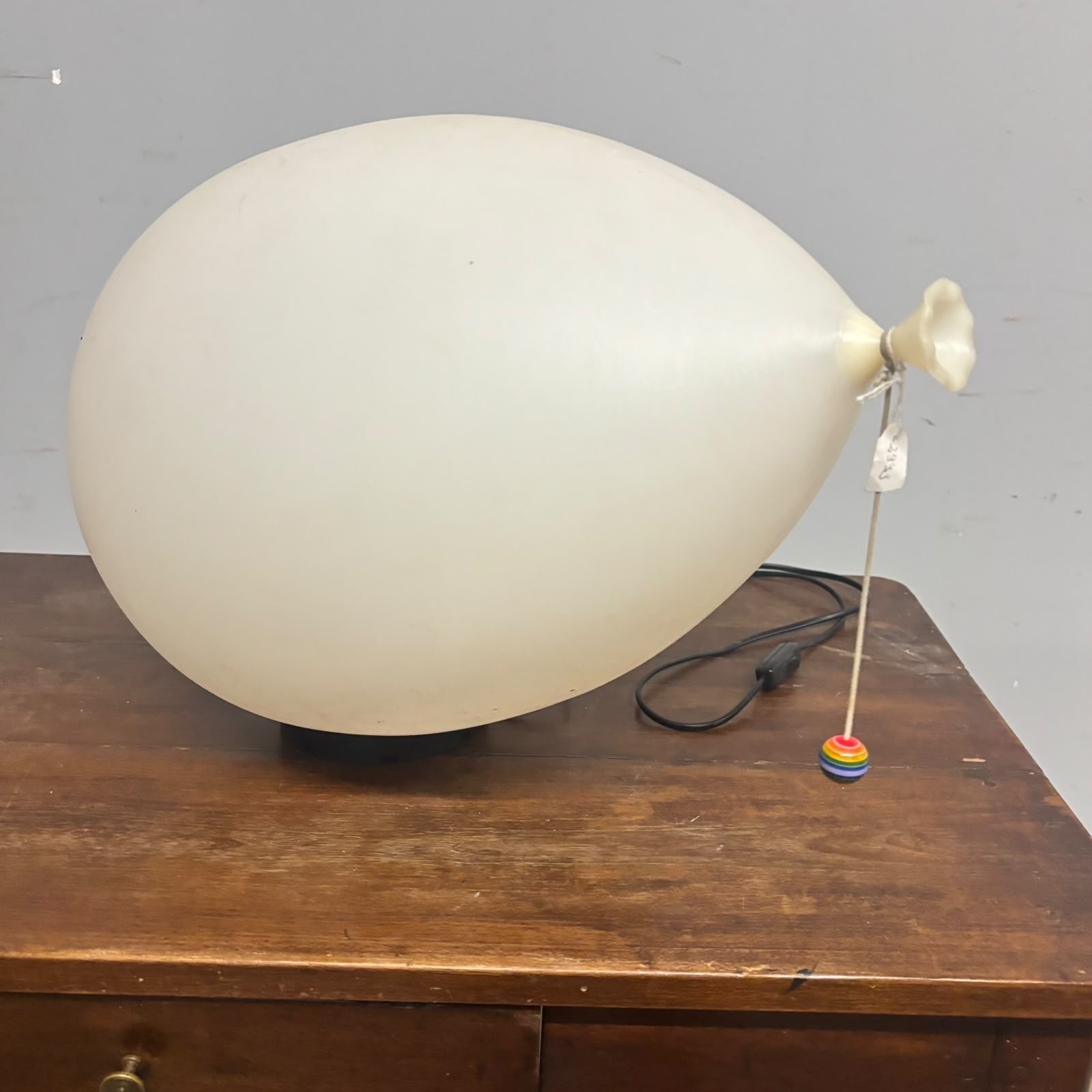Iconica lampada a forma di palloncino modello Balloon, disegnato da Yves Christin Bilumen, anni '70 - immagine 10