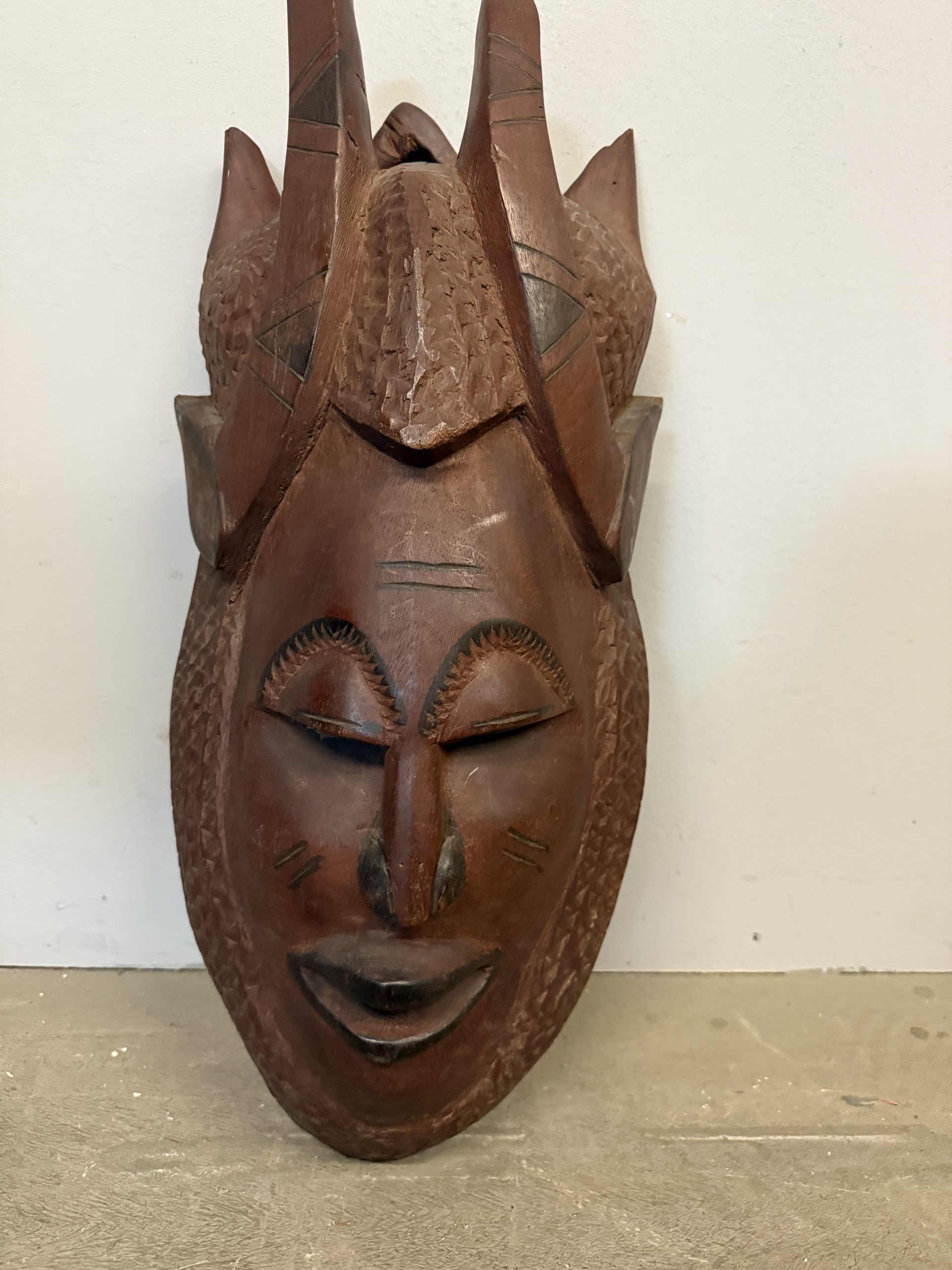 Maschera tribale africana vintage in legno duro scolpita a mano, 60x35cm