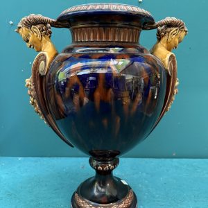 Antico vaso ad urna in maiolica Francia fine XIX sec, con satiri ed uva, 50x40cm
