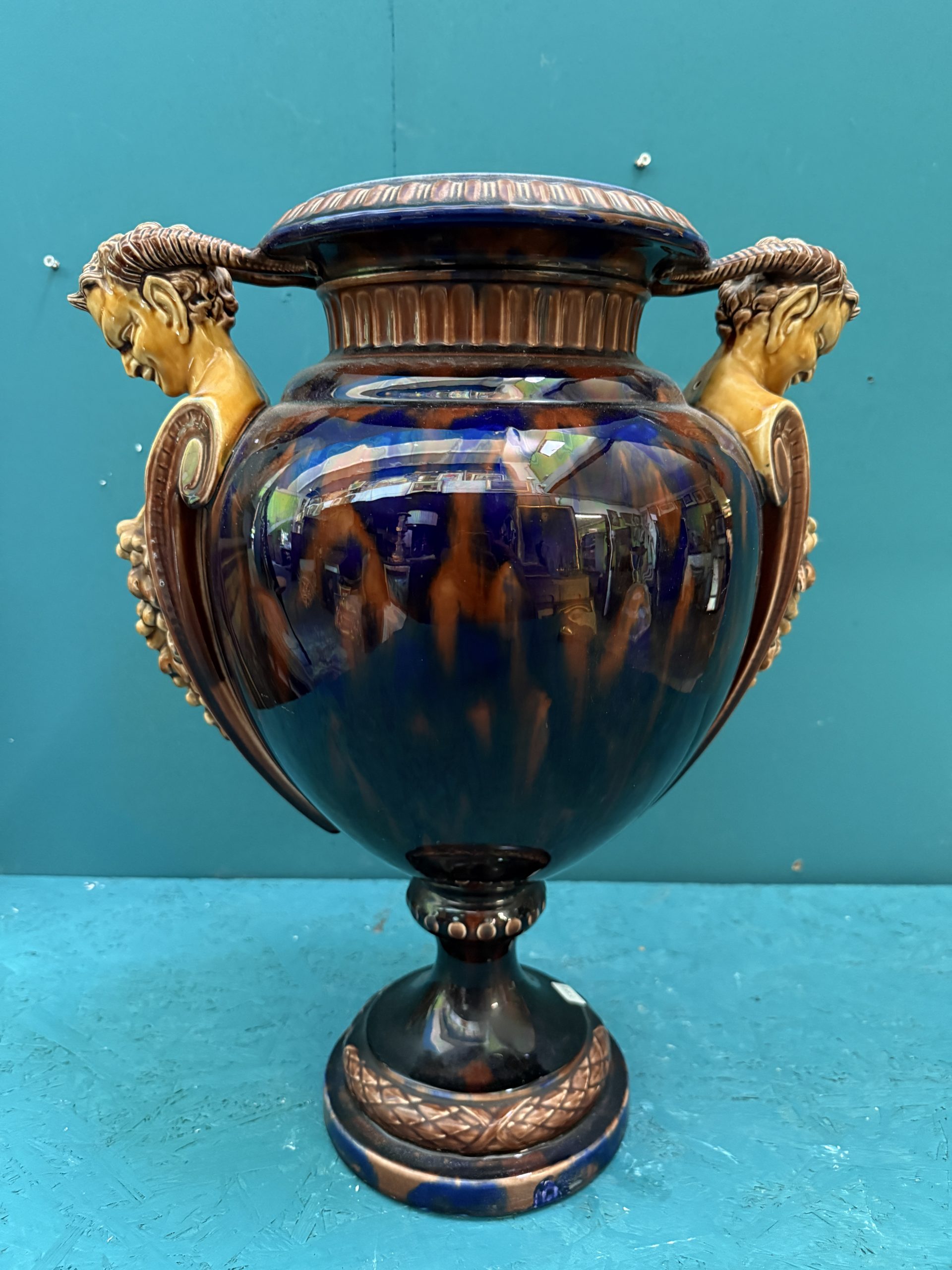 Antico vaso ad urna in maiolica Francia fine XIX sec, con satiri ed uva, 50x40cm