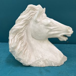 Scultura testa di cavallo in alabastro XX sec, 33x32cm