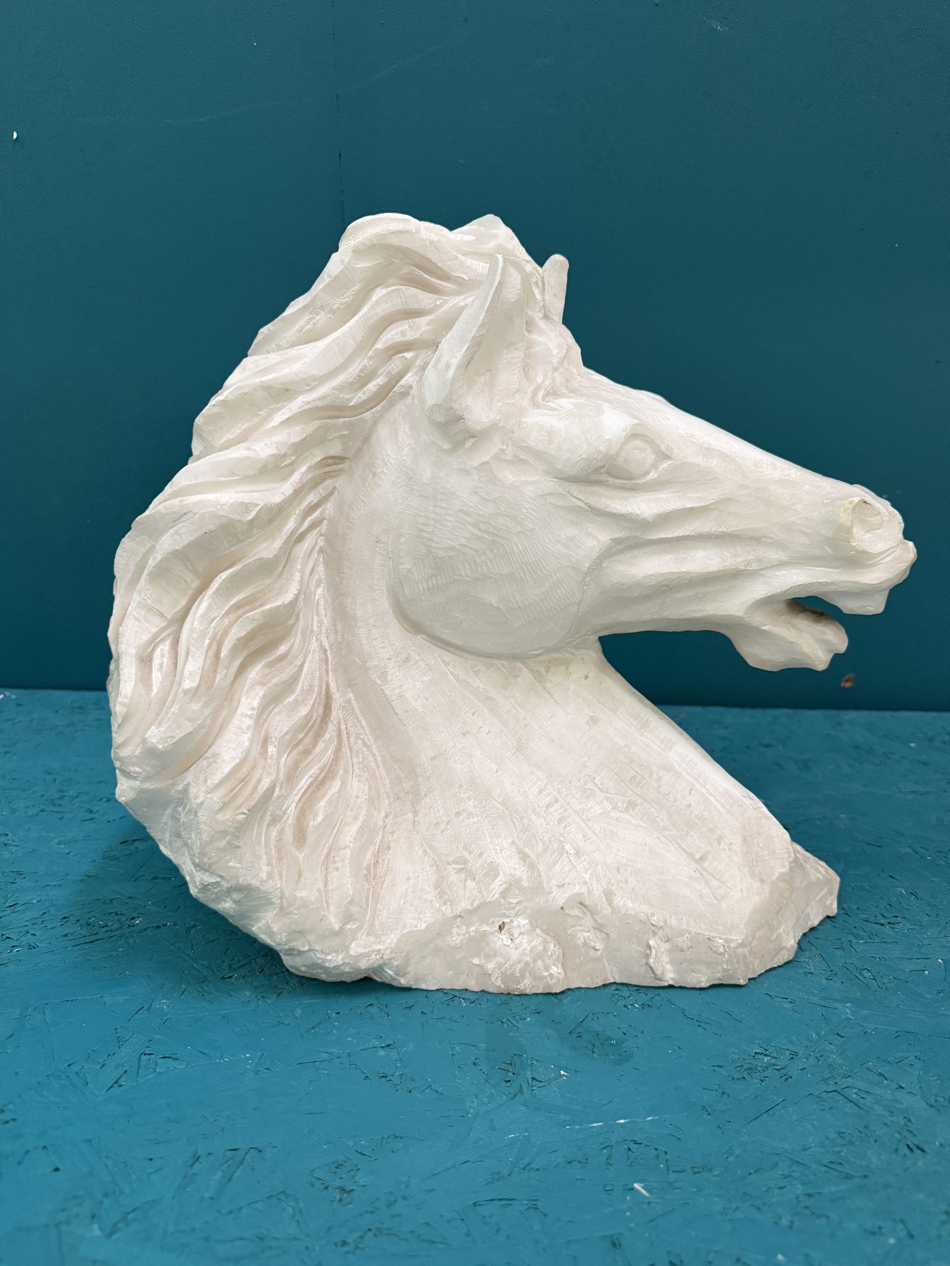 Scultura testa di cavallo in alabastro XX sec, 33x32cm