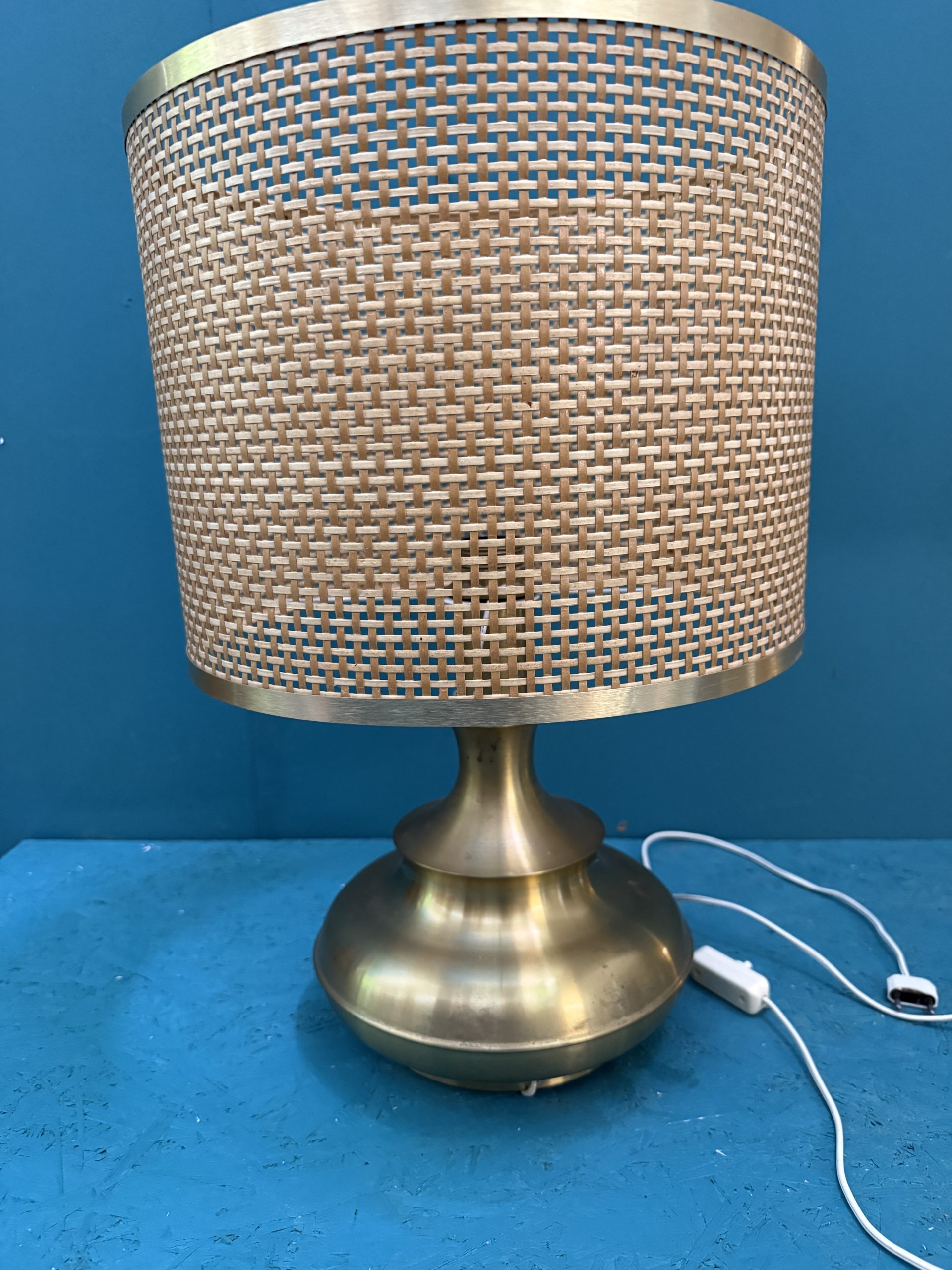 Lampada da tavolo anni '60 in ottone e vimini, 52x35cm