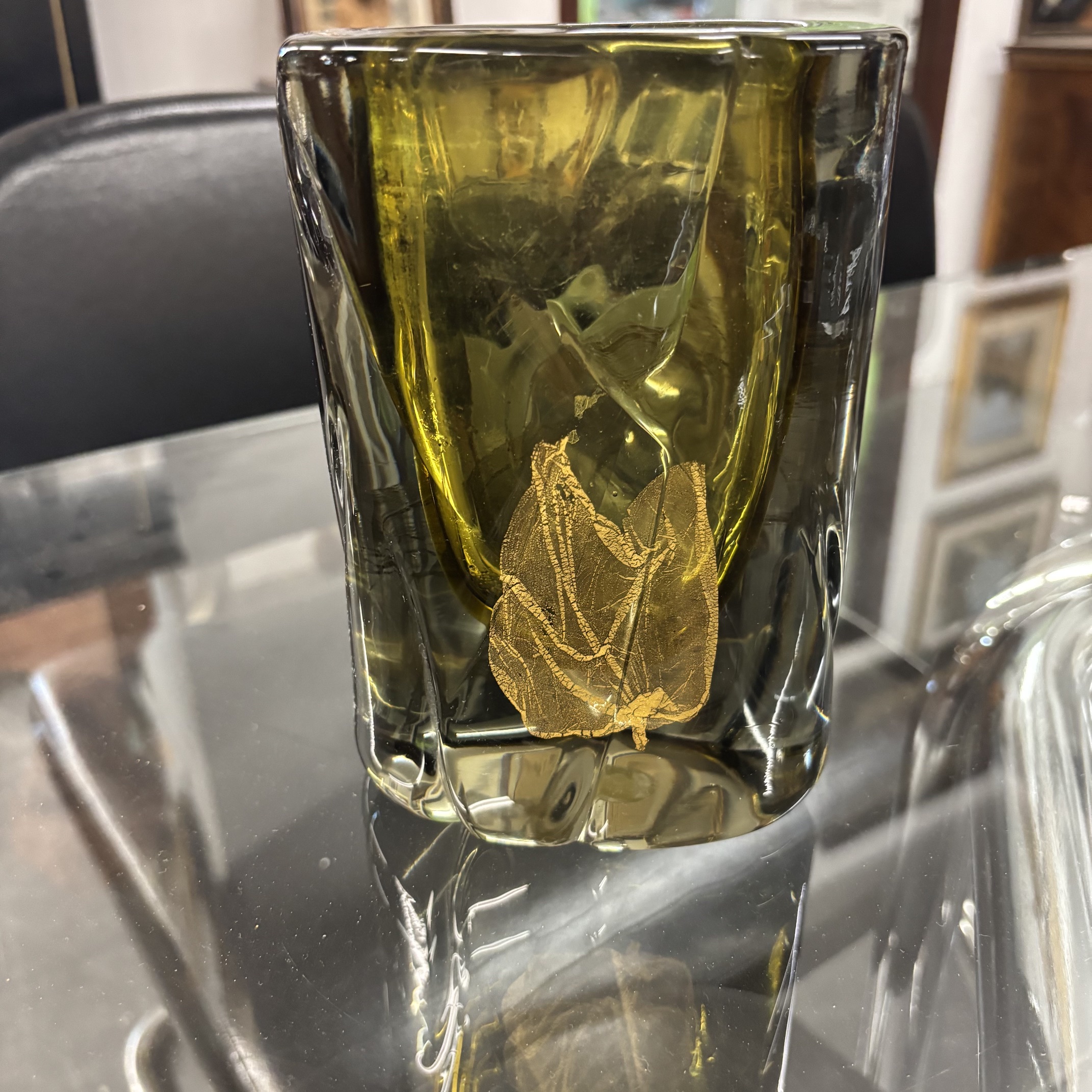 Vaso vetro Salviati Murano Venezia Ambra e incussioni Oro .Mis H cm 17 Larg cm 12 prof cm 7 . Firmato con incisione sulla base . Conserva anche etichetta originale della vetreria.