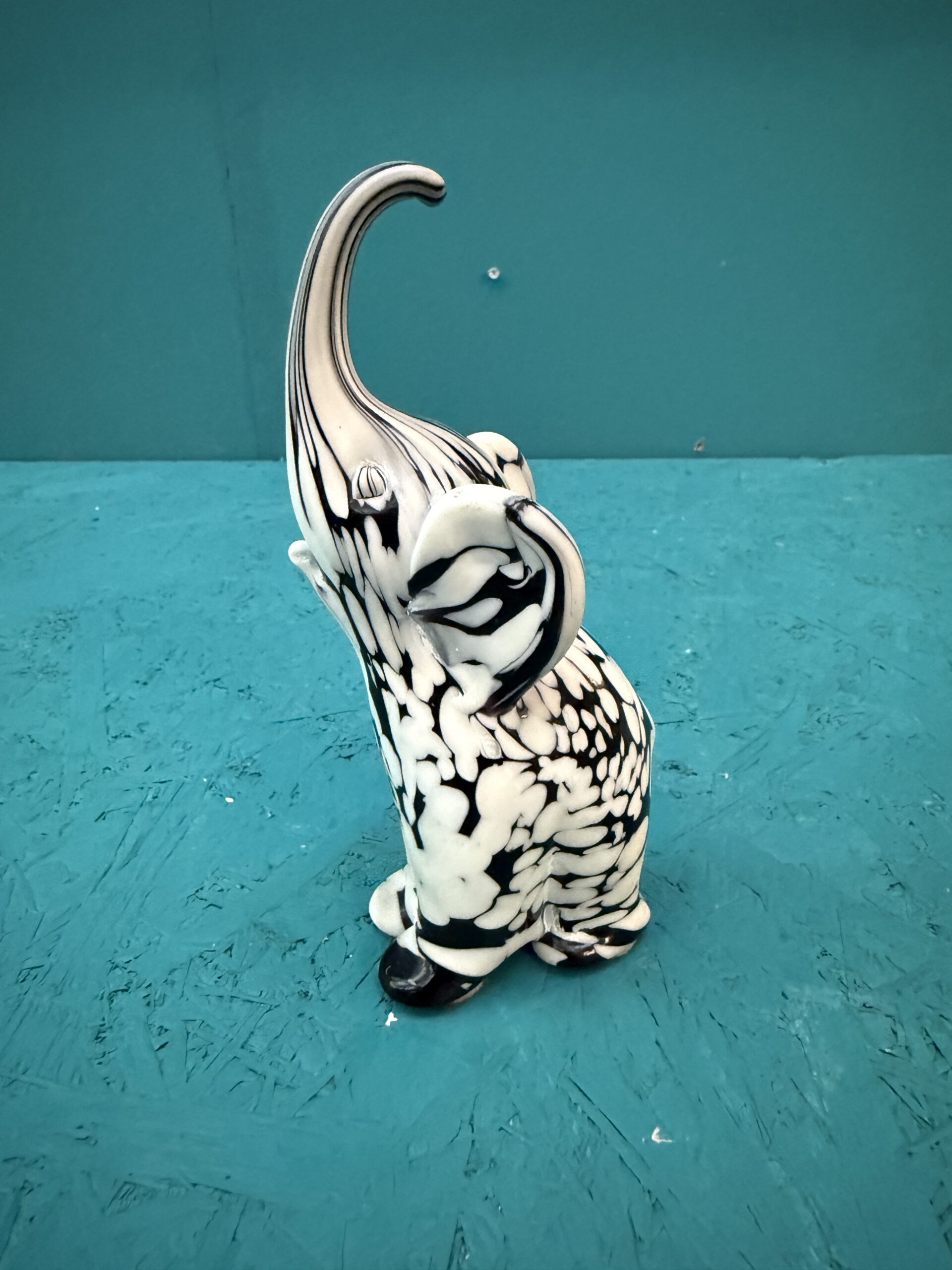 Archimede Seguso Murano Black White Italy Art Glass Sculpture Elephant Figurine, anni '60, 16x13cm
