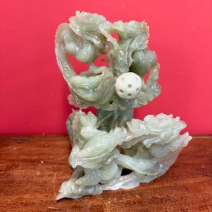 Grande scultura in pietra dura tipo giada Celadon - Draghi orientali e sfera traforata - Cina, XX sec, 27x17x10cm