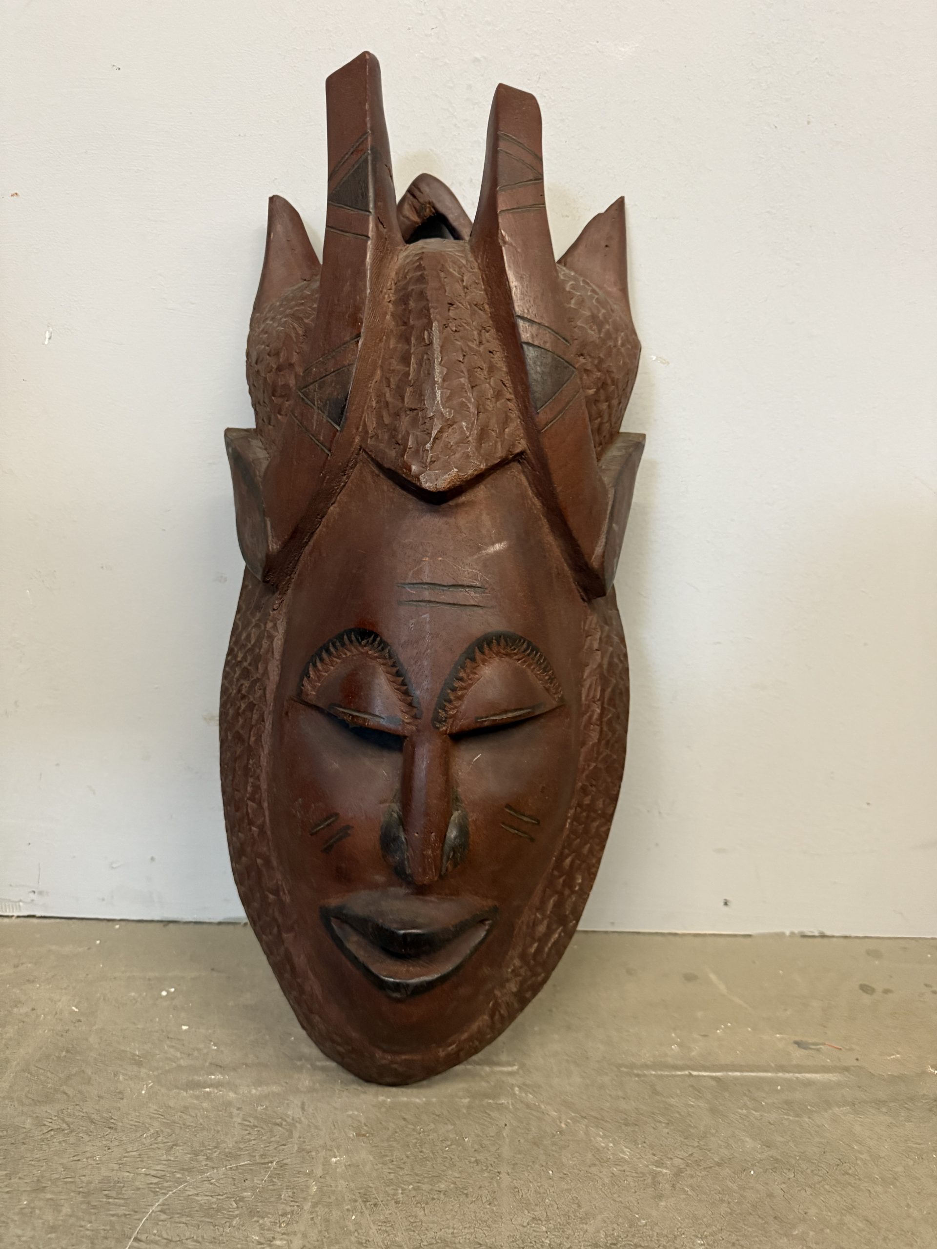 Maschera tribale africana vintage in legno duro scolpita a mano, 60x35cm - immagine 2