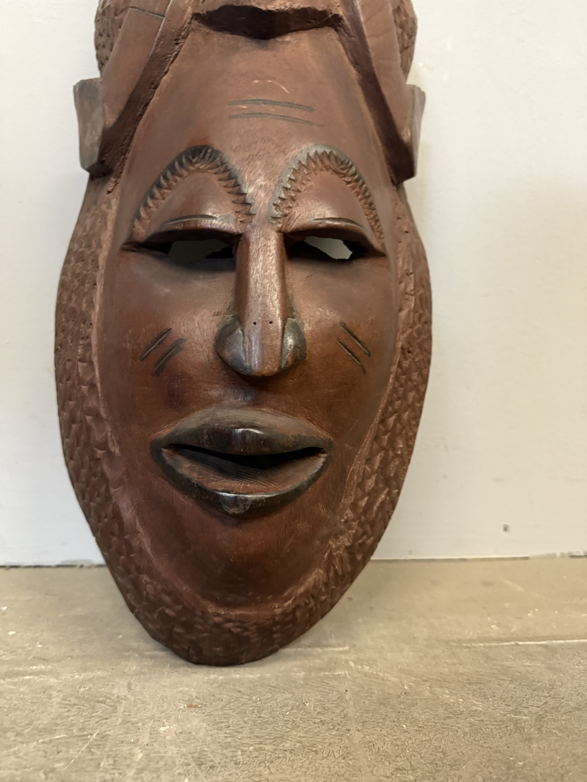 Maschera tribale africana vintage in legno duro scolpita a mano, 60x35cm - immagine 3
